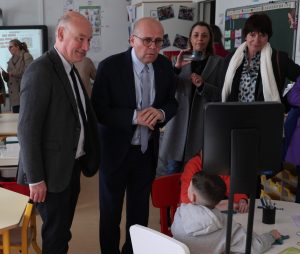 Christophe Mauny, Directeur académique des services du Ministère de l’Education nationale et de la Jeunesse (DASEN), Frédéric Lafforgue, Maire de Castelnau Le-Lez et Séran Isabelle, Adjointe à l'éducation ont pu tester ce nouveau robot.