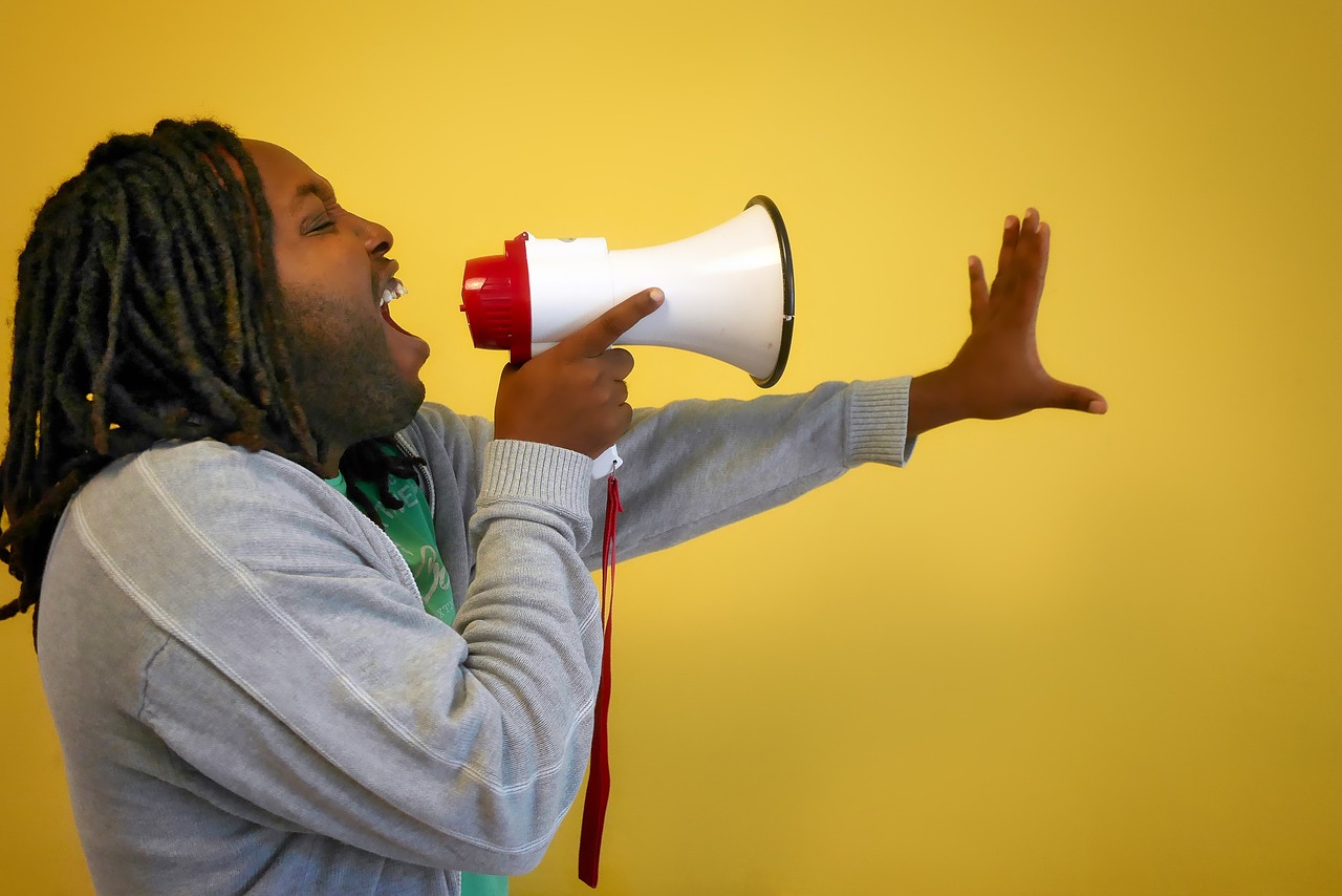 Un homme criant dans un mégaphone