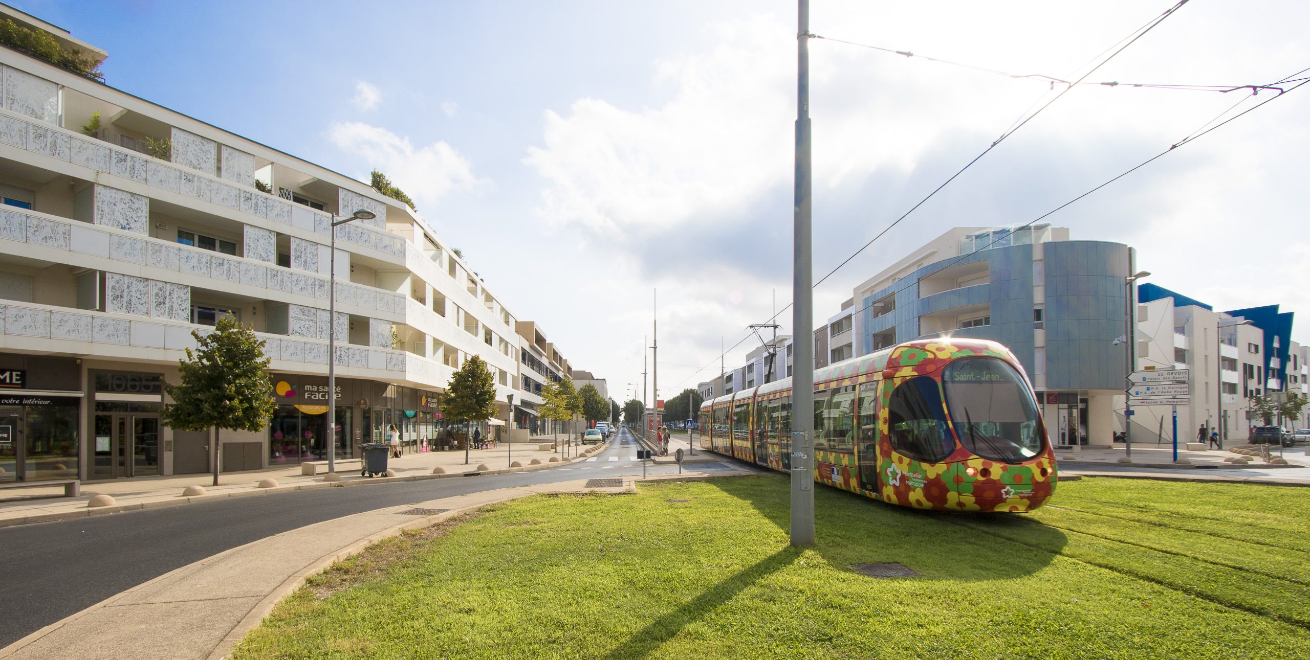 Une rame de tramway de la ligne 2 qui circule sur l'avenue de l'Europe à Castelnau le Lez