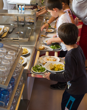 Une image d'enfants à la cantine