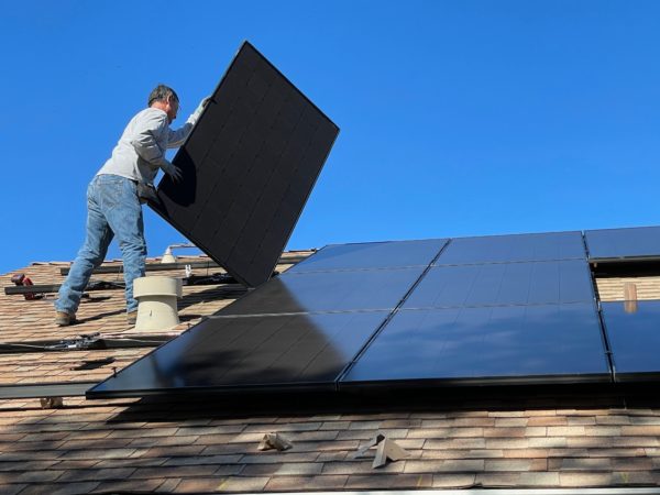 Une photographie de l'installation des panneaux solaires sur le toît