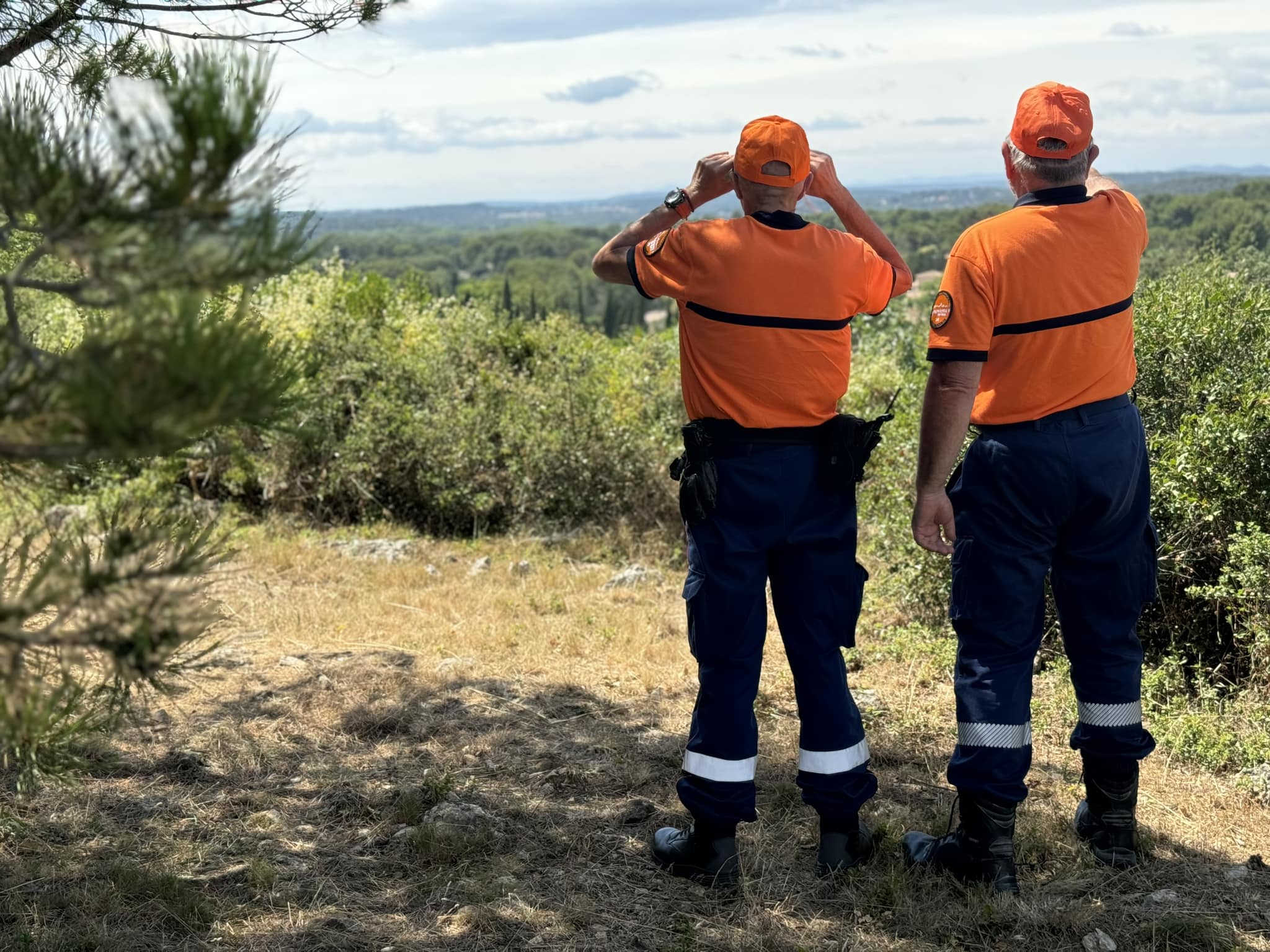 les bénévoles du centre communal feu de forêt en surveillance devant la végétation