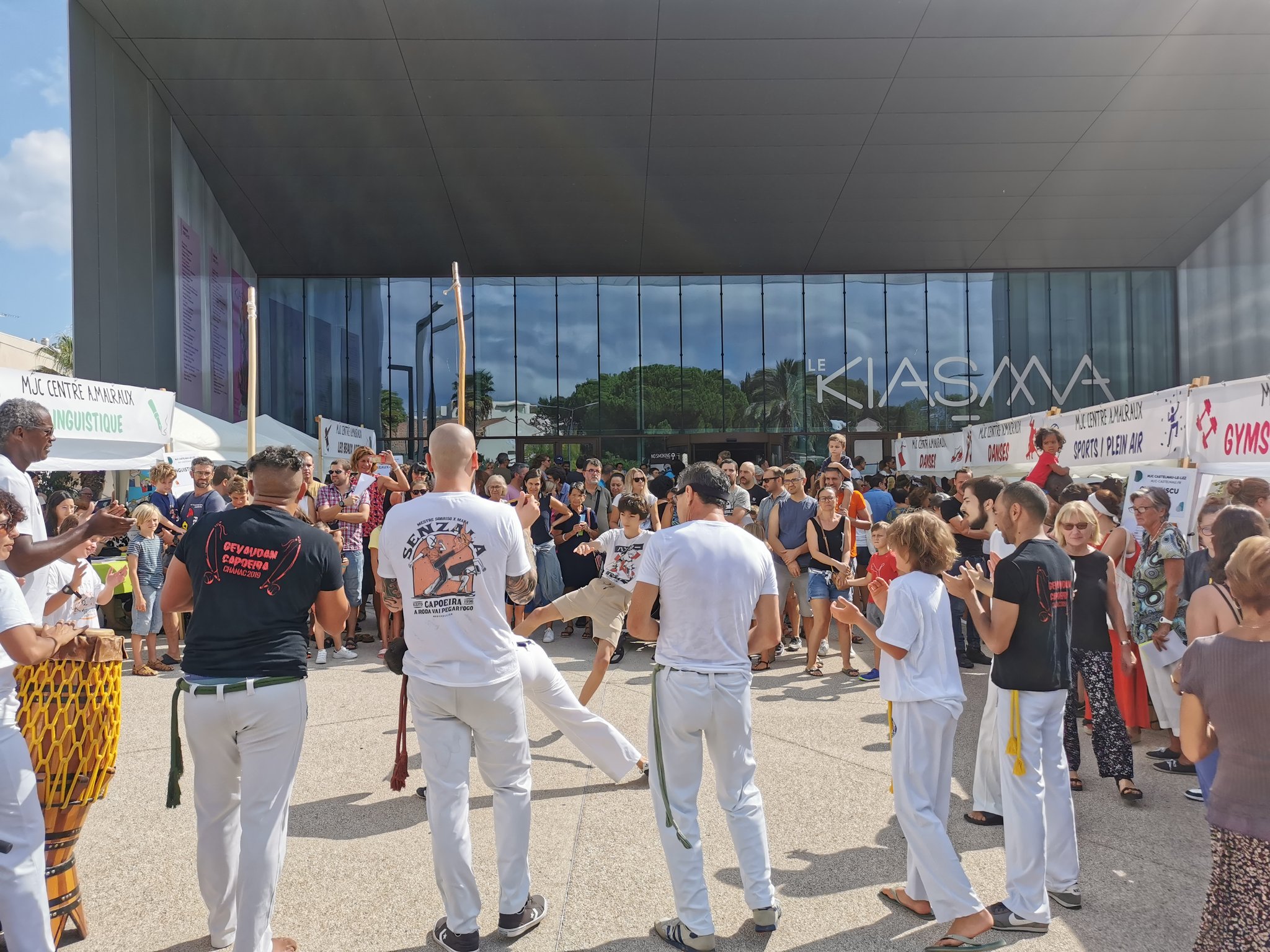 Démonstrations sportives devant le Kiasma à l'occasion du forum des associations