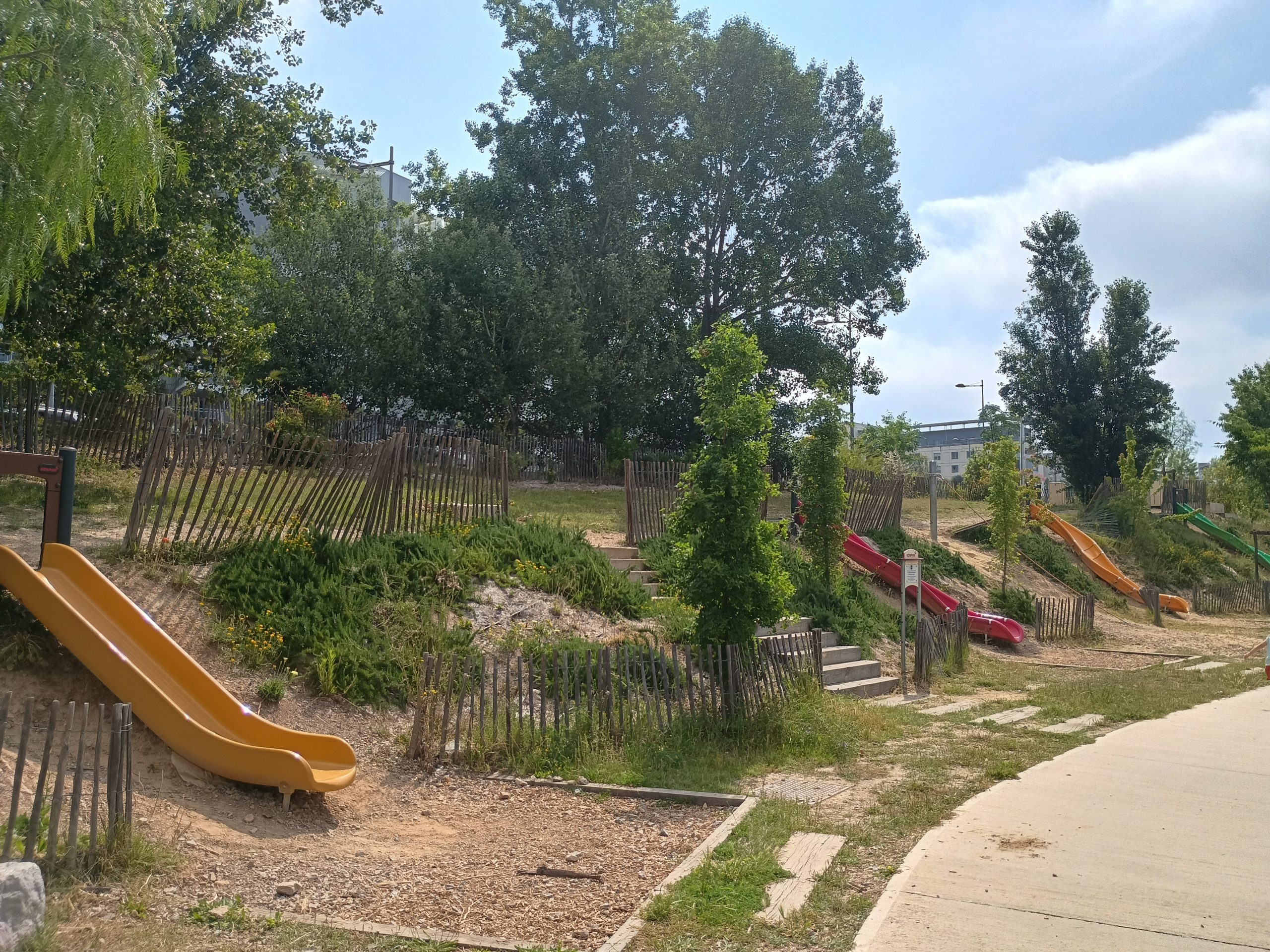 Le parc des Berges du Lez avec ses toboggans encastrés dans la pente naturelle