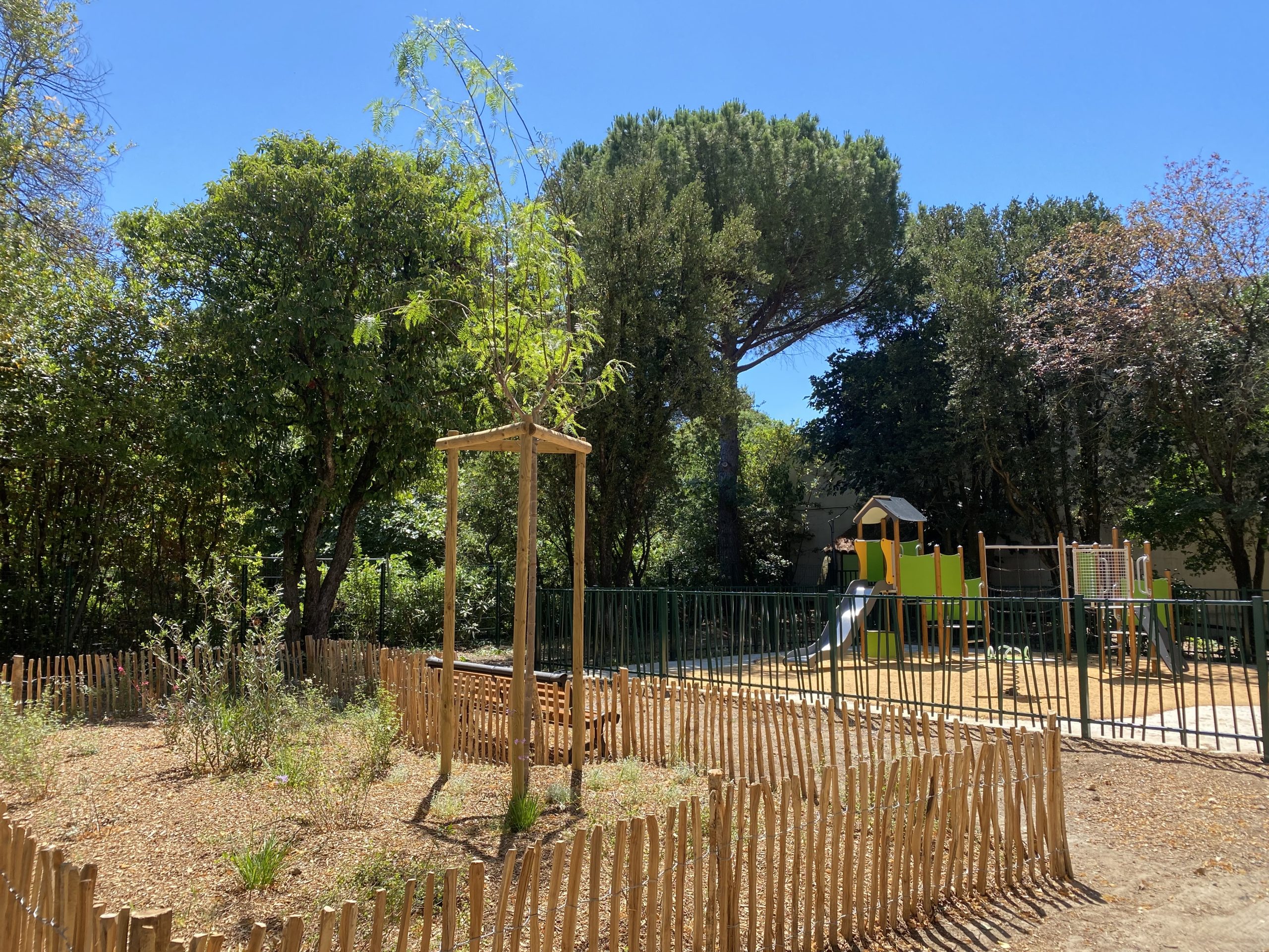 Vue sur le square Laurent Bocu, ses arbres et son aire de jeux pour enfants