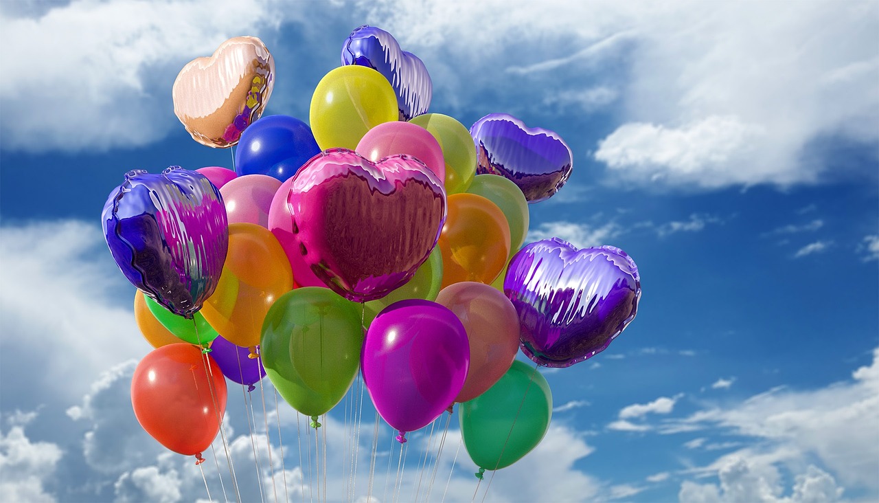 Des ballons gonflés à l'hélium qui s'envolent dans le ciel