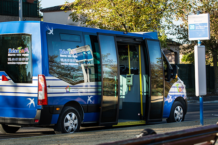 Un bus de la société TaM arrêté à une station