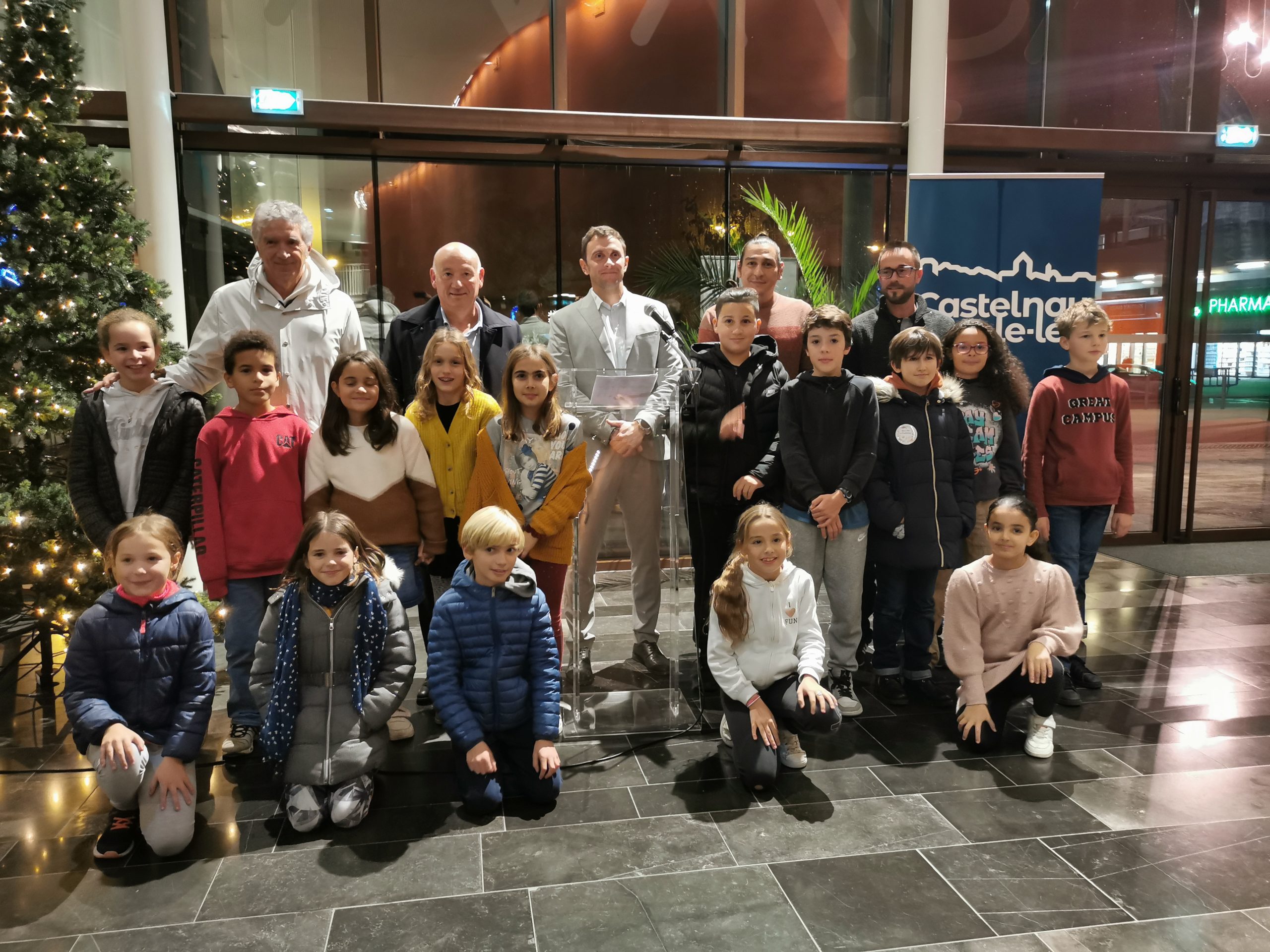 Les membres du Conseil municipal des jeunes entourés du Maire Frédéric Lafforgue et d'adjoints