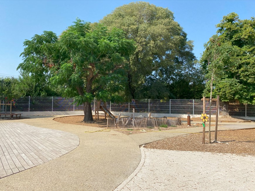 La cour végétalisée de l'école Vert Parc