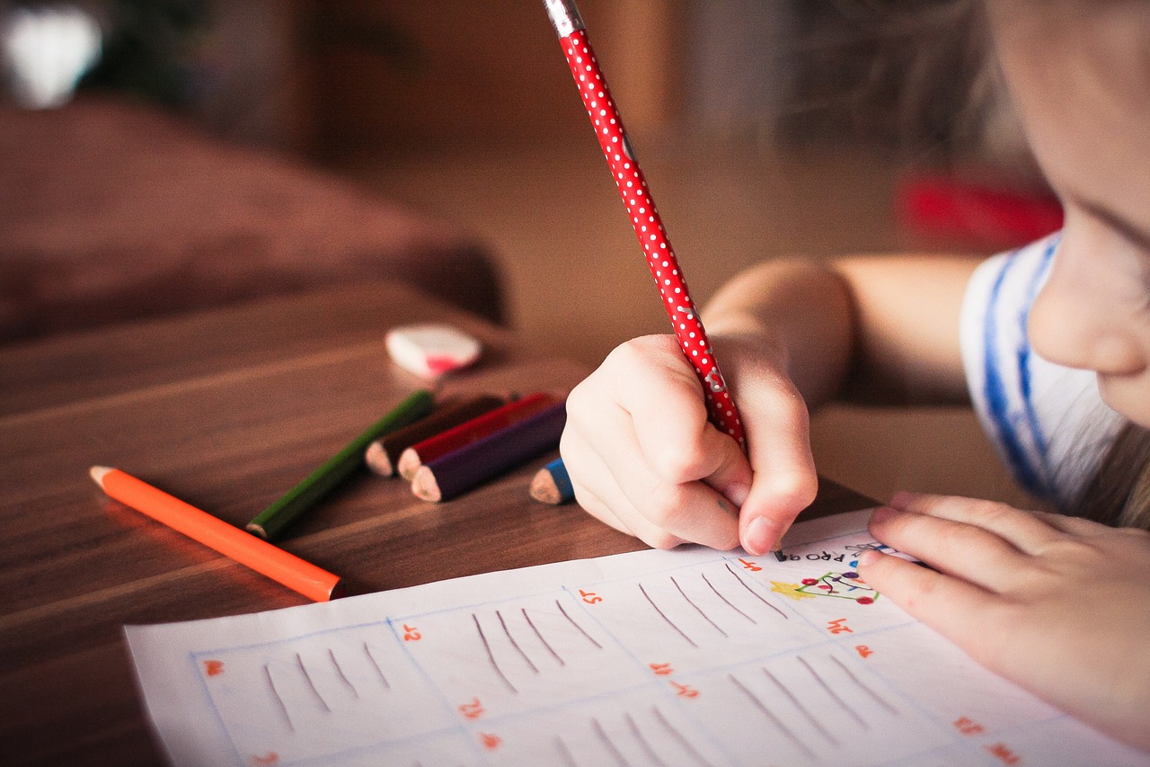 Un enfant qui écrit dans son cahier à l'école