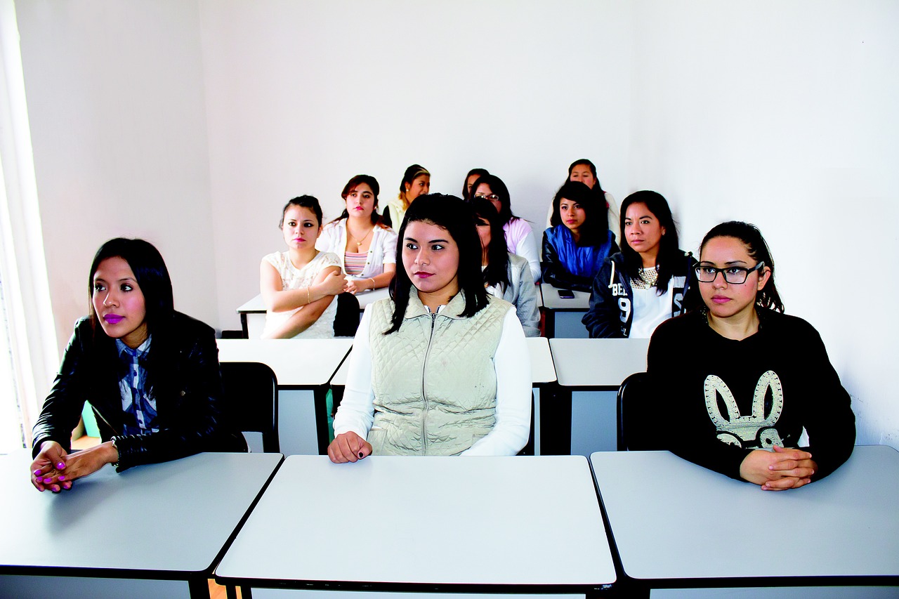 Des lycéennes dans une classe