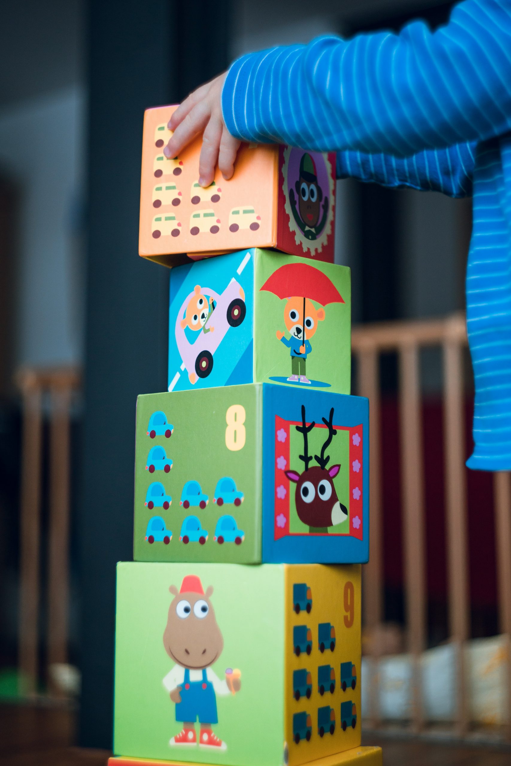 Enfant qui joue à empiler des cubes