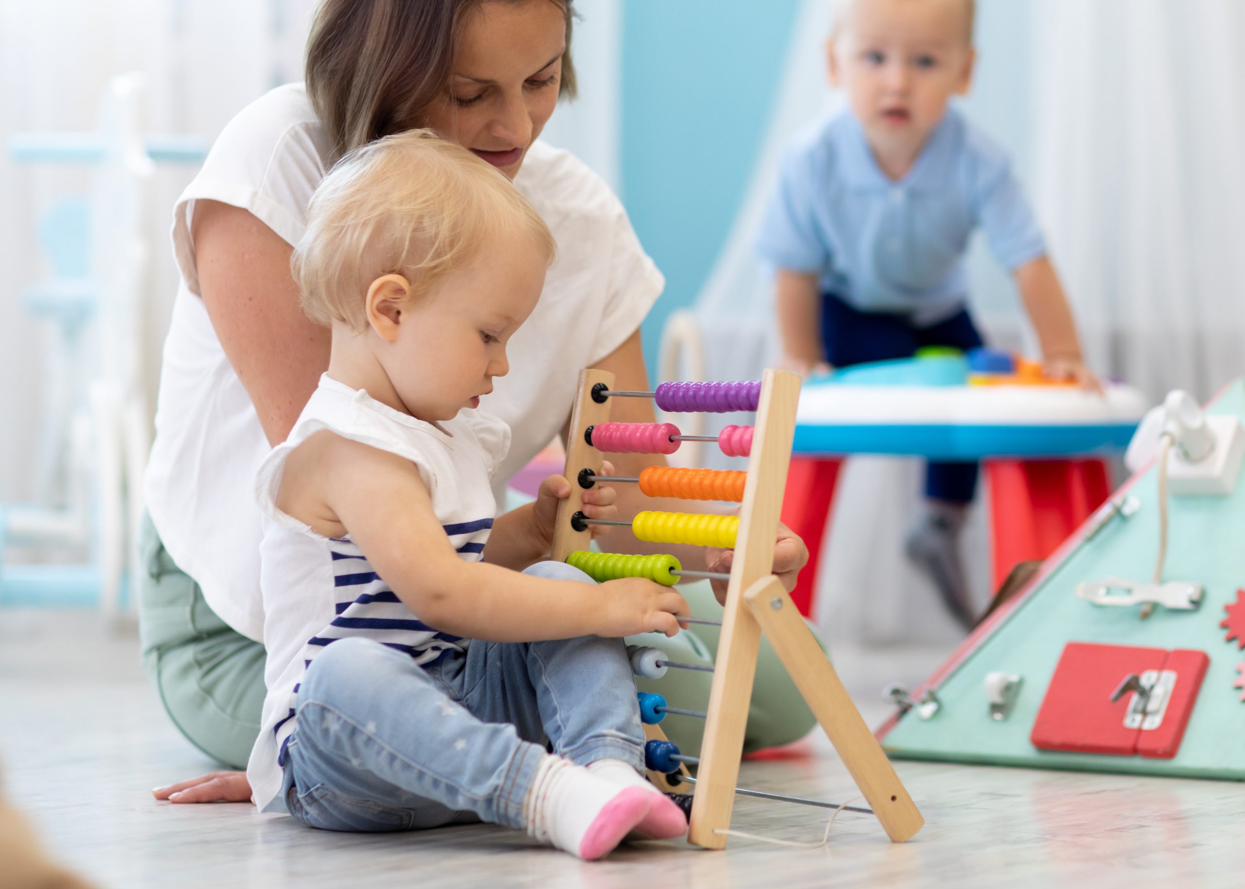 enfants qui jouent au boulier en crèche