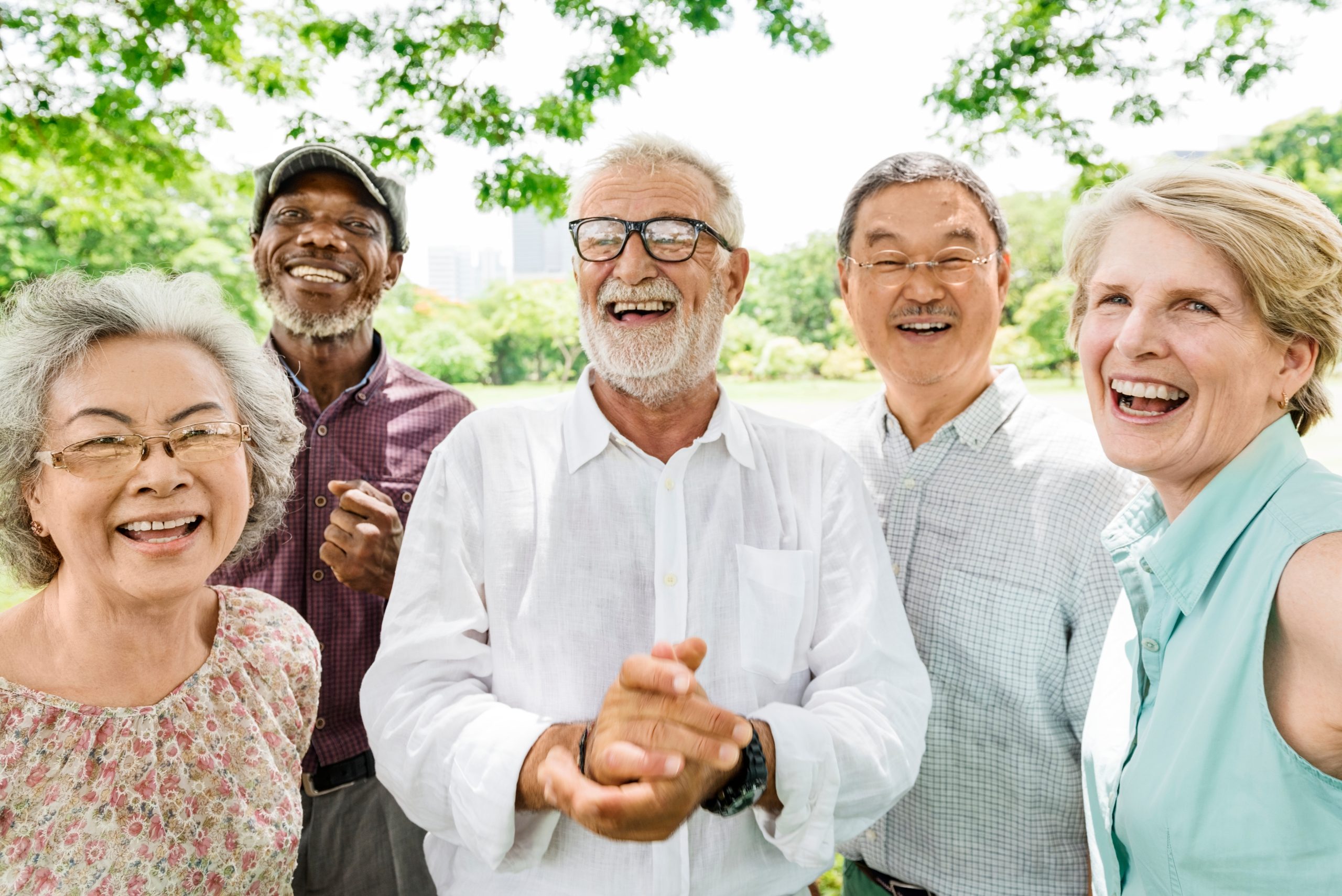 groupe de seniors qui rient ensemble