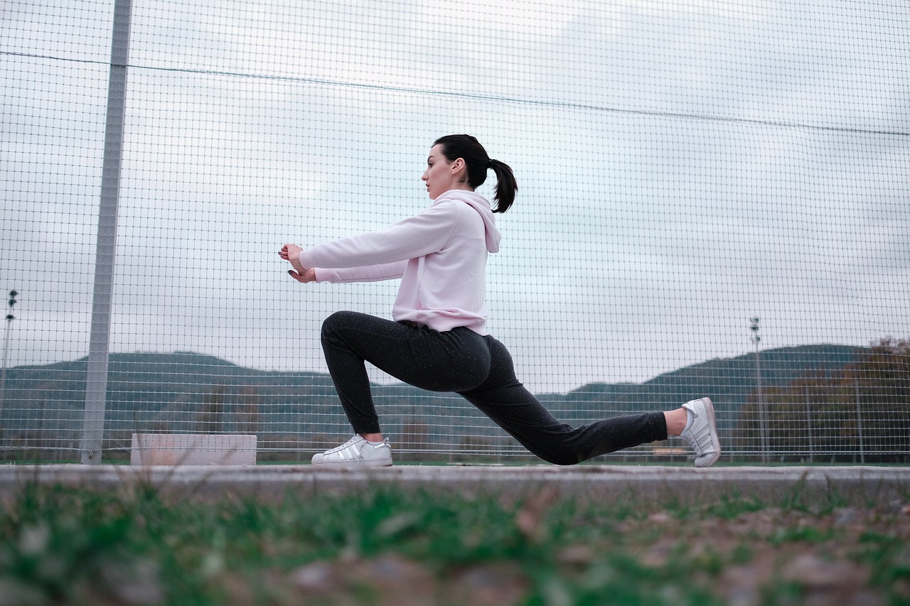 Une femme qui fait des étirements (sport)