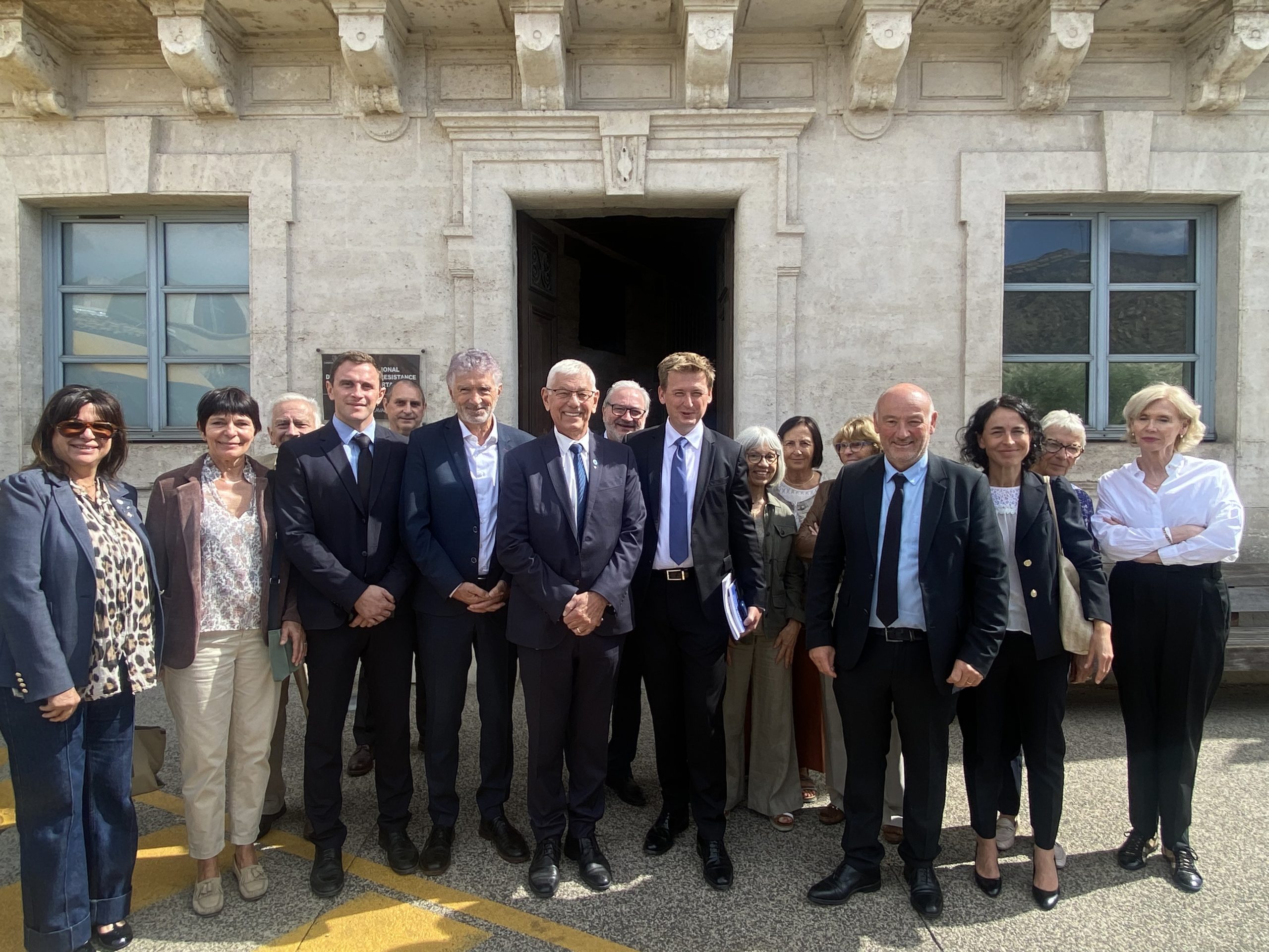 Le Maire Frédéric Lafforgue, le préfet de l'Hérault François-Xavier Lauch et le conseil municipal devant le Musée de la Résistance et de la Déportation