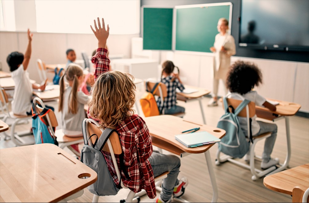 Des élèves dans une classe devant leur professeur