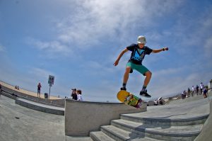 Une jeune homme faisant du skateboard