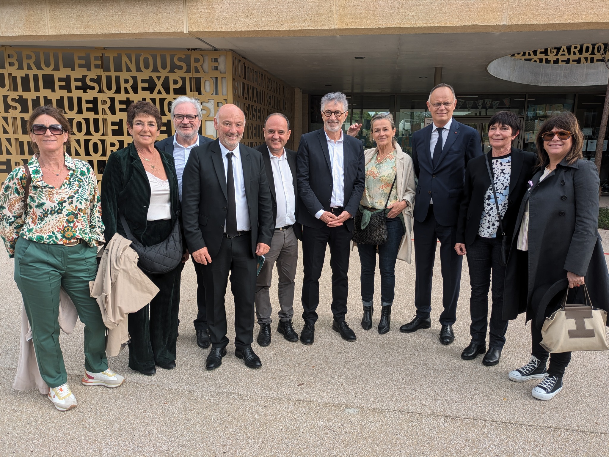 Edouard Philippe pose aux côtés de Frédéric Lafforgue et de l'équipe municipale devant le groupe scolaire Jacques-Chirac