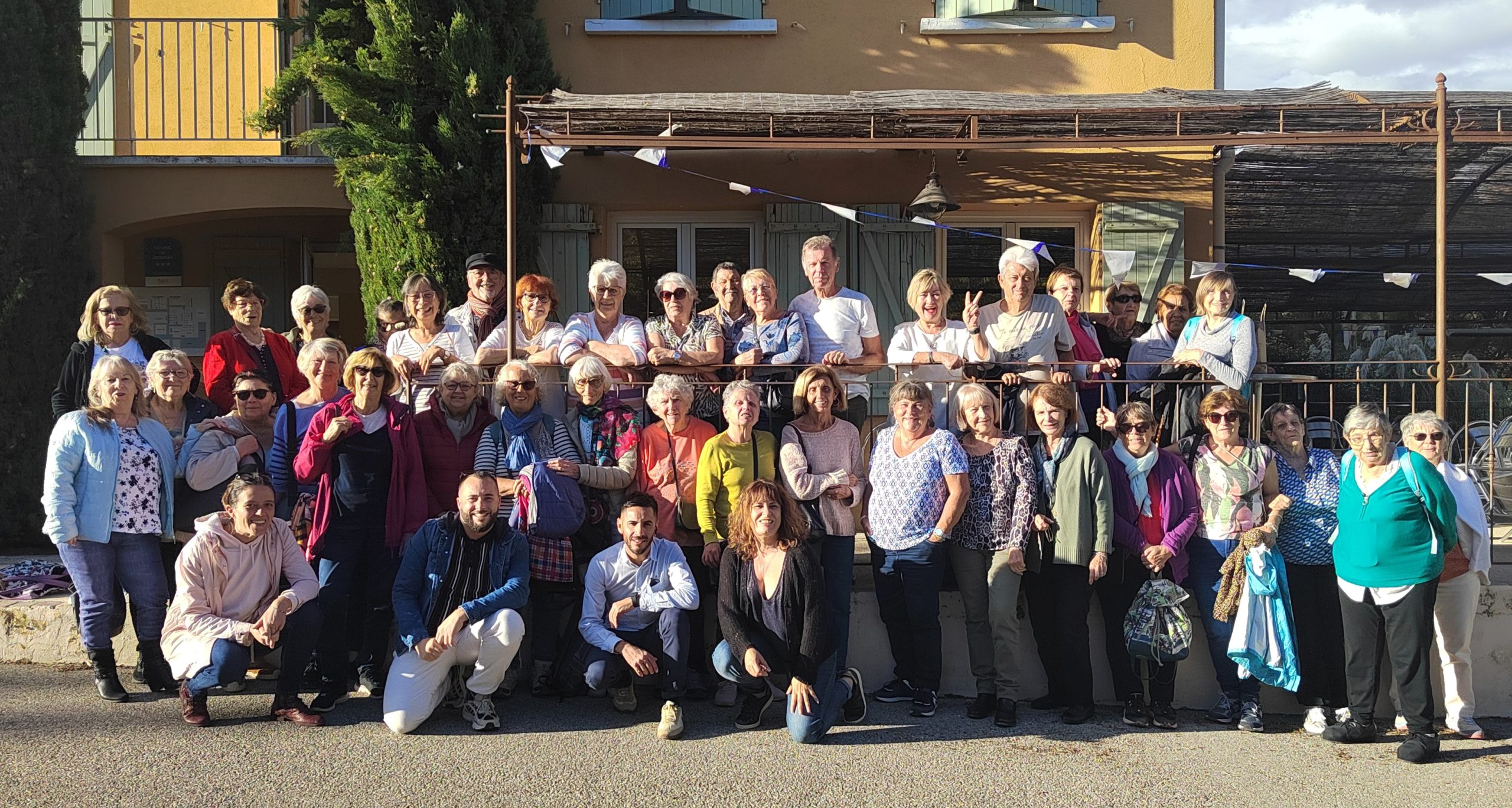 Les seniors qui sont partis dans le Luberon posent pour une photo de groupe ensoleillée