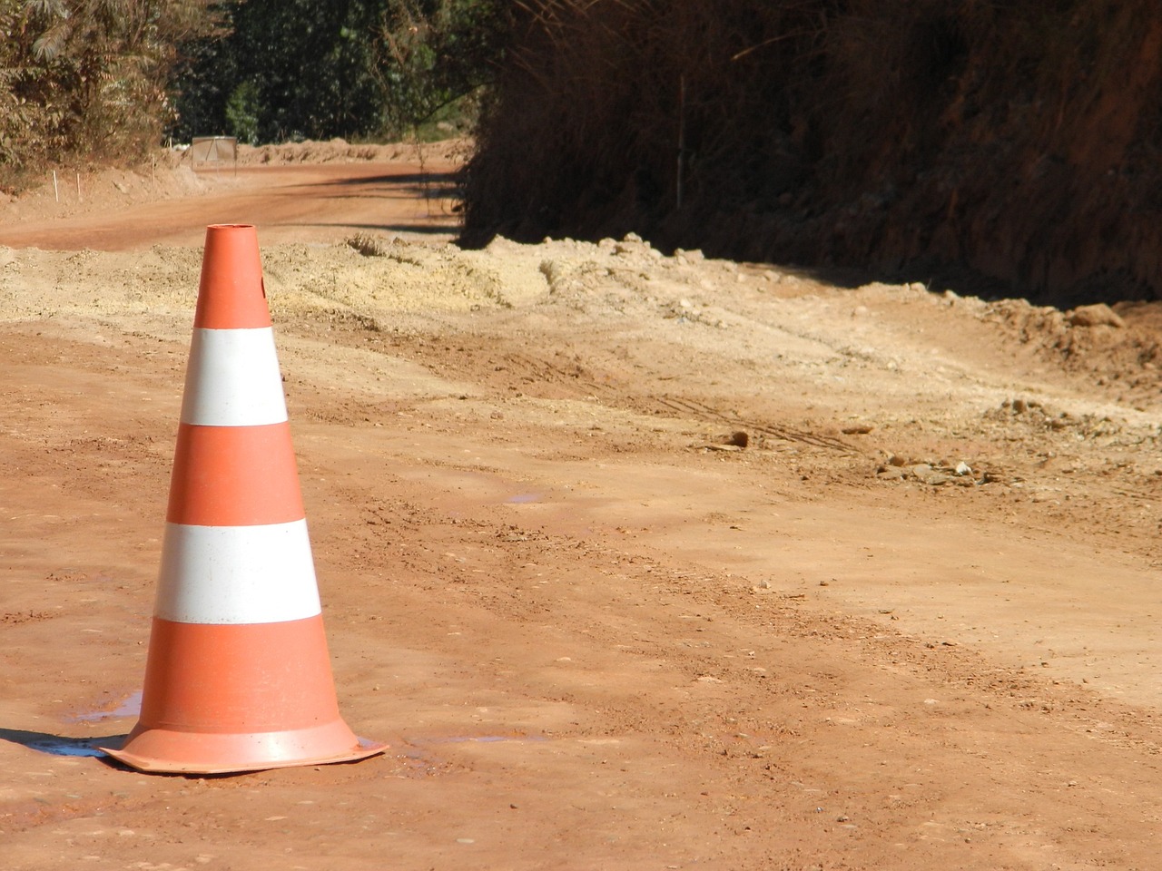 Un cône de signalisation sur un chantier en terre