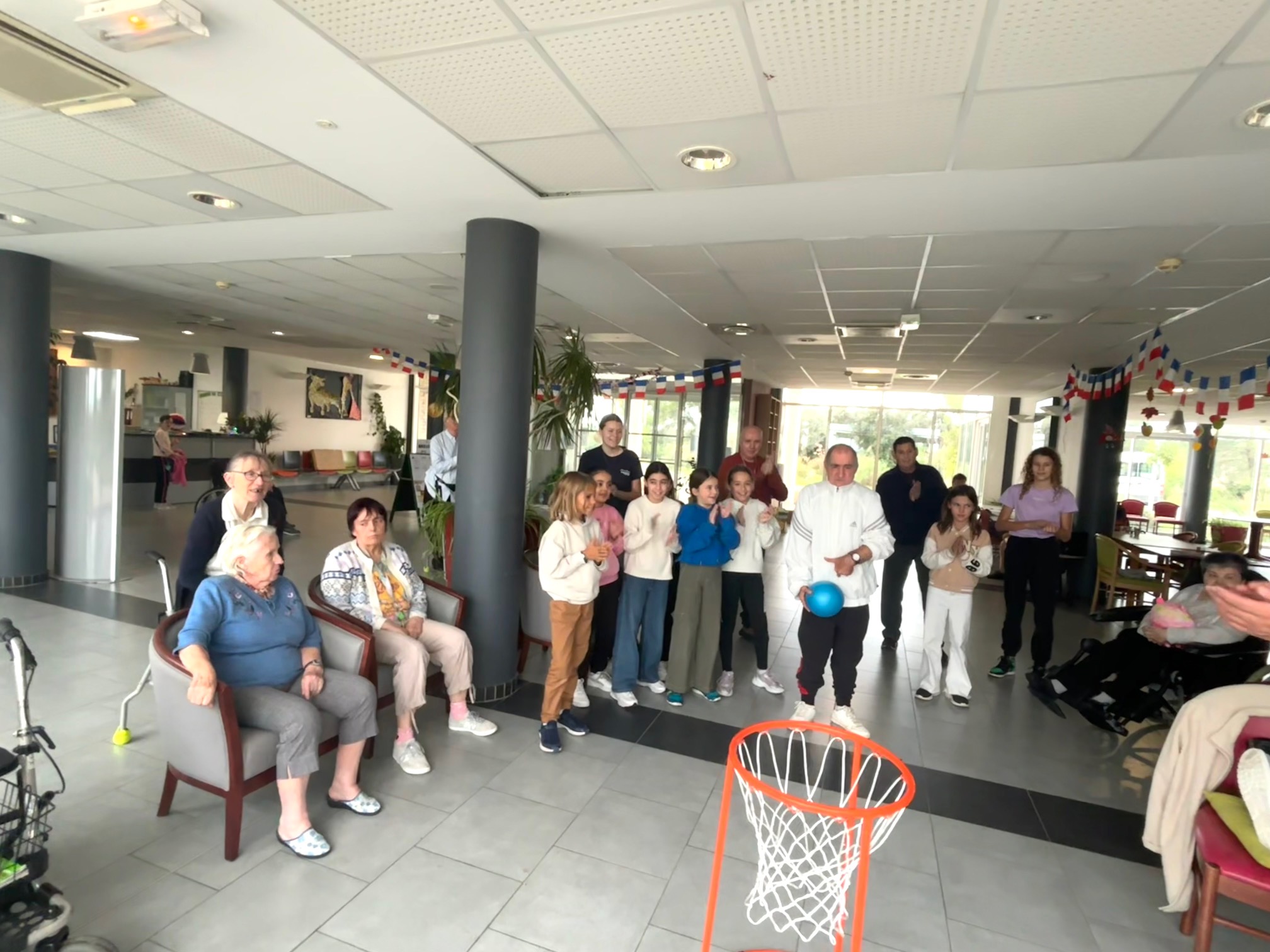 Nos aînés s'exercent au basket à Via Domitia