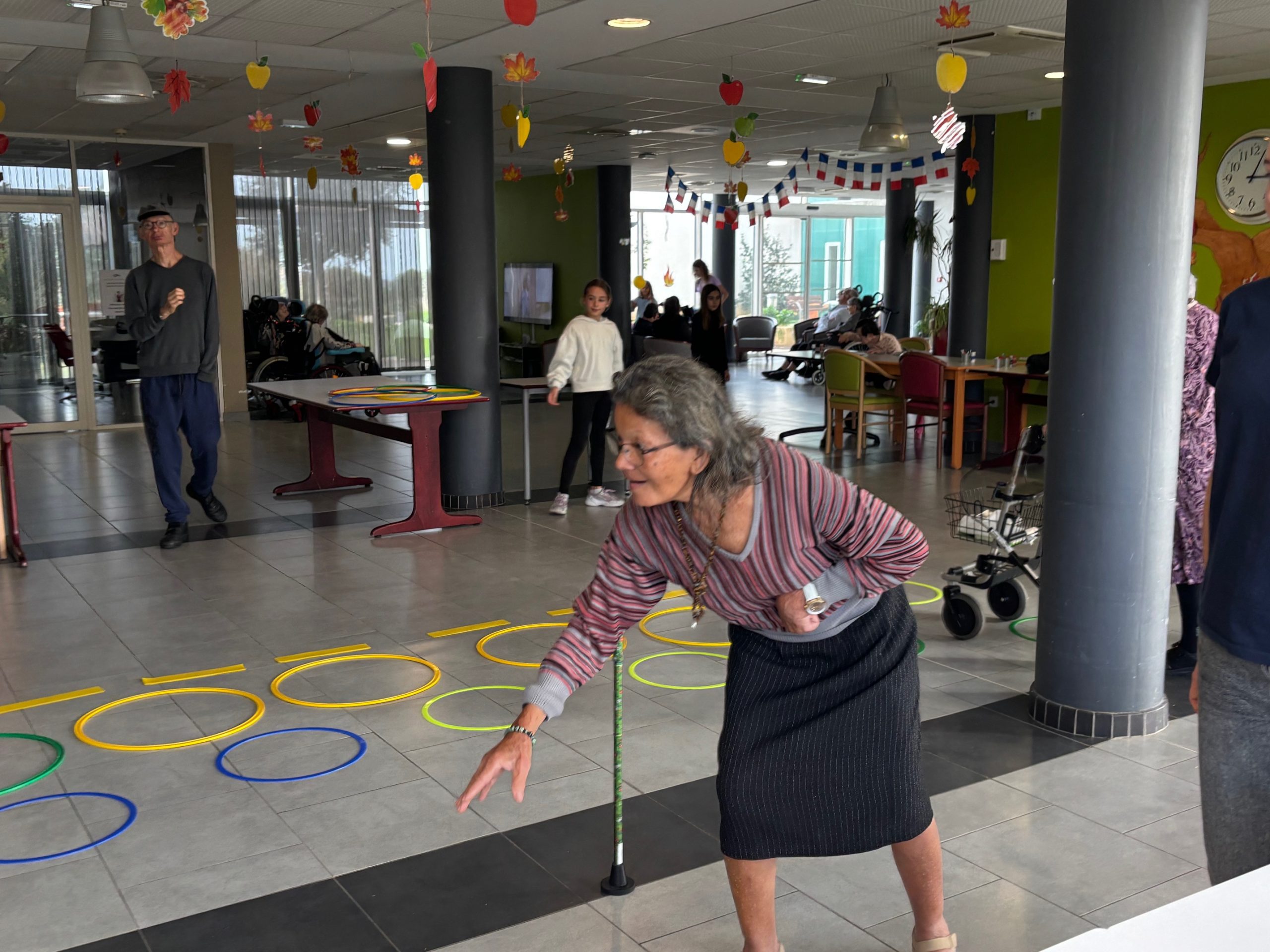 Une dame lance des cerceaux à l'Ehpad Via Domitia