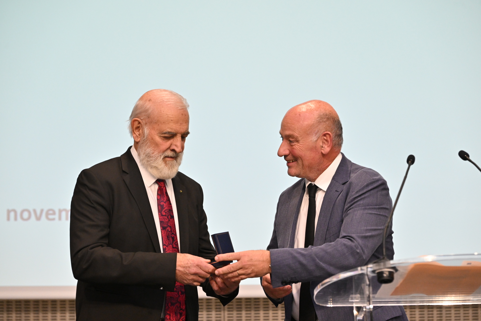 Frédéric Lafforgue remet la médaille de la ville à Kléber Mesquida sur l'estrade du Kiasma