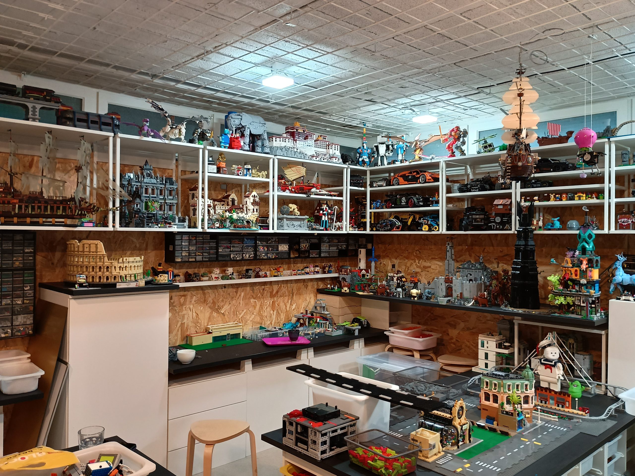 Intérieur de l'atelier de la Maison Brique avec de nombreux assemblages de Lego