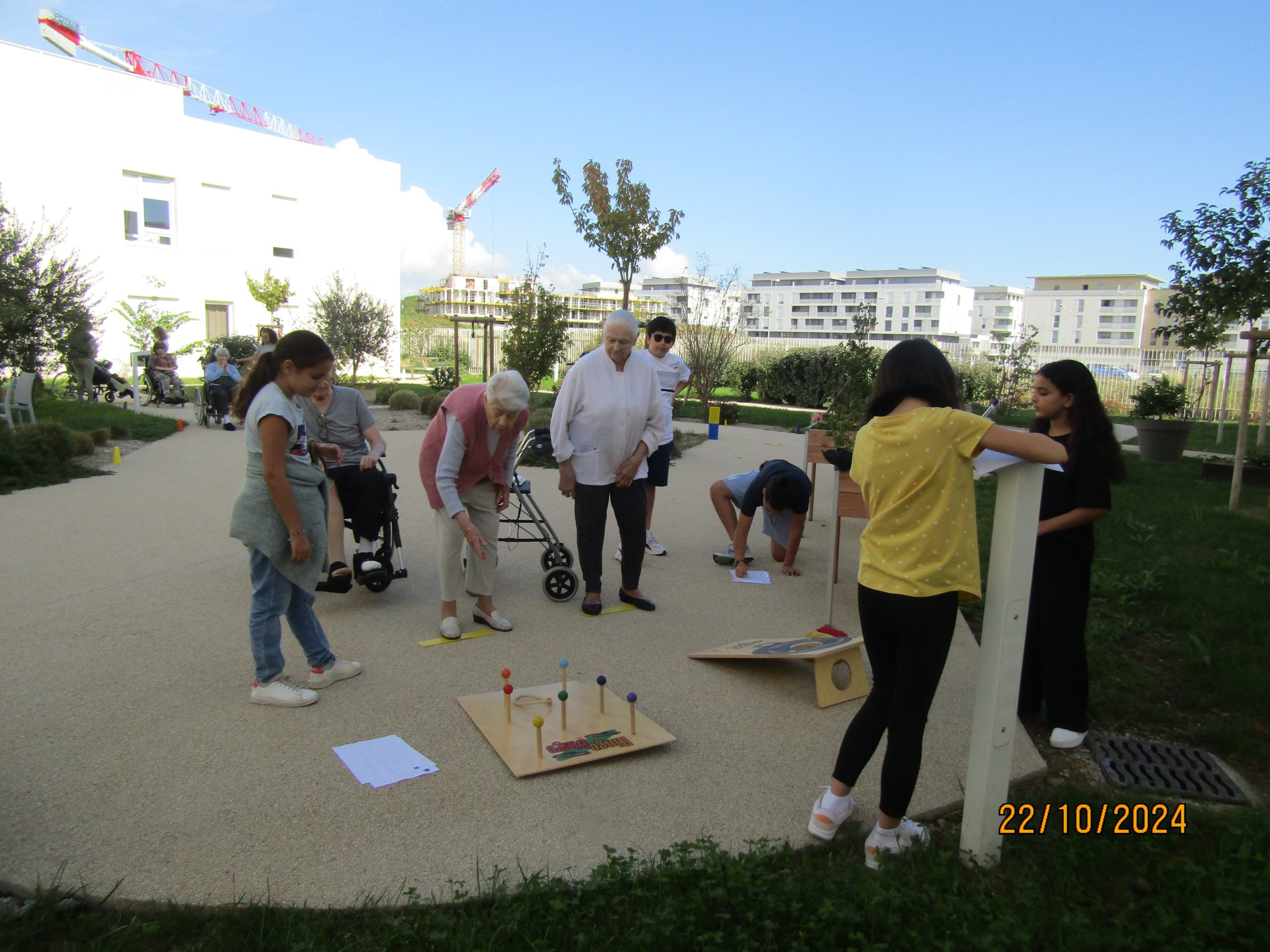 Des seniors jouent à des jeux d'adresse à l'Ehpad les Mûriers