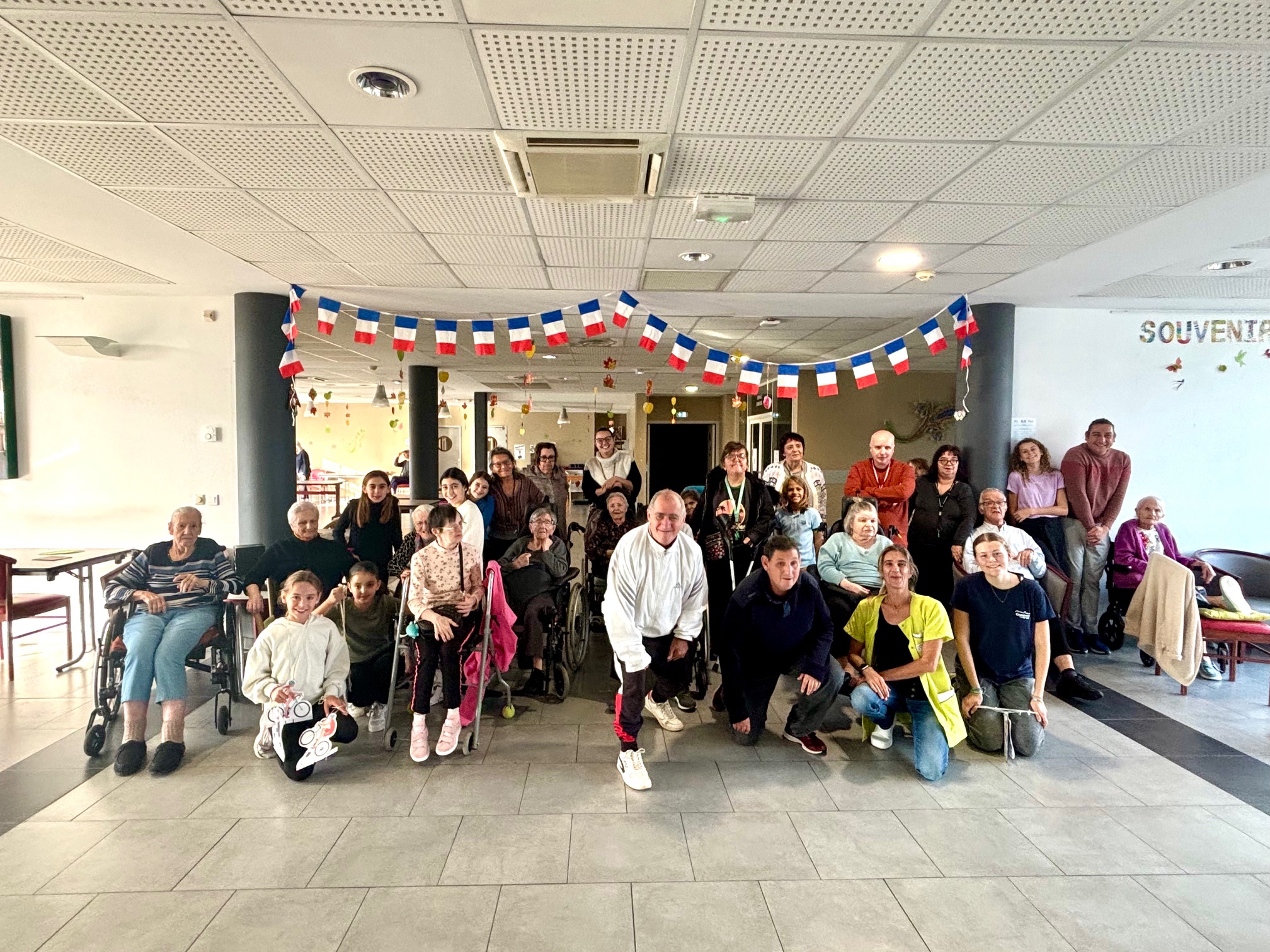 Les résidents, animateurs et membres du conseil municipal des jeunes posent pour une photo de groupe