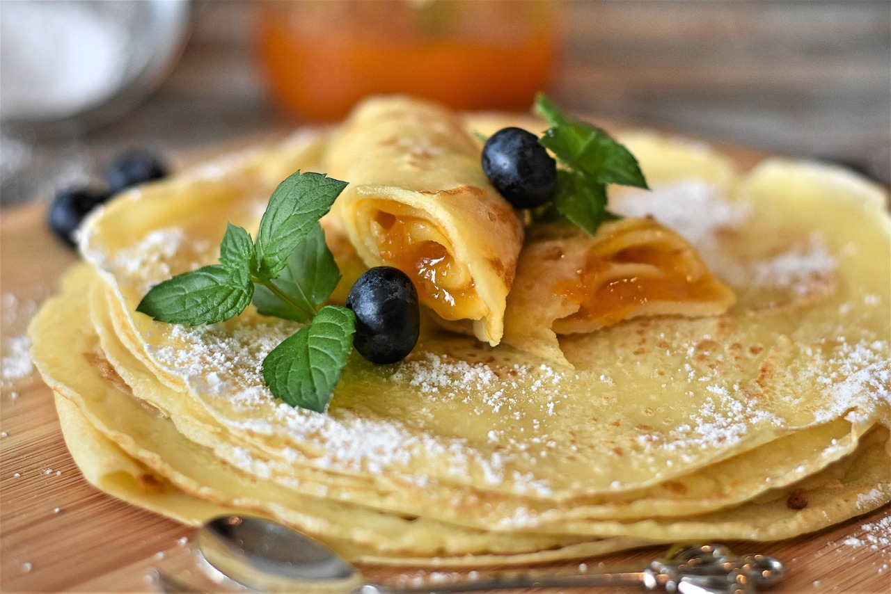 Des crêpes empilées dans une assiette