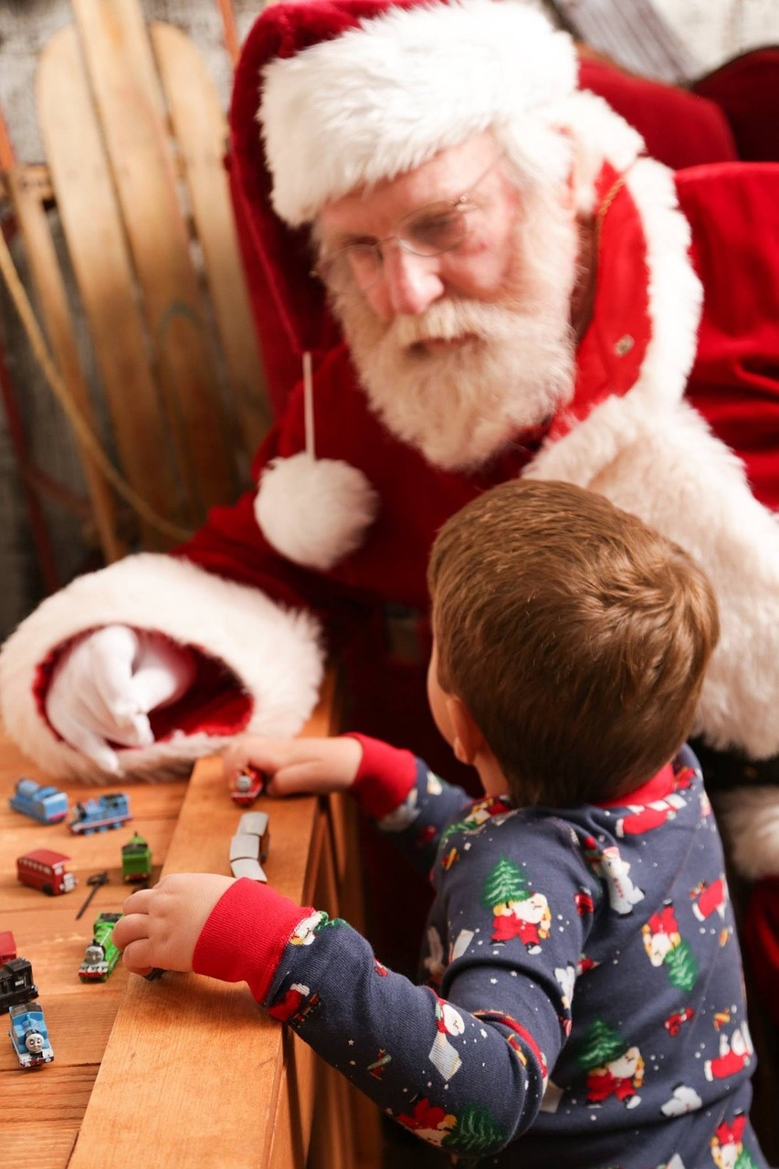 Le Père Noël penché sur un enfant