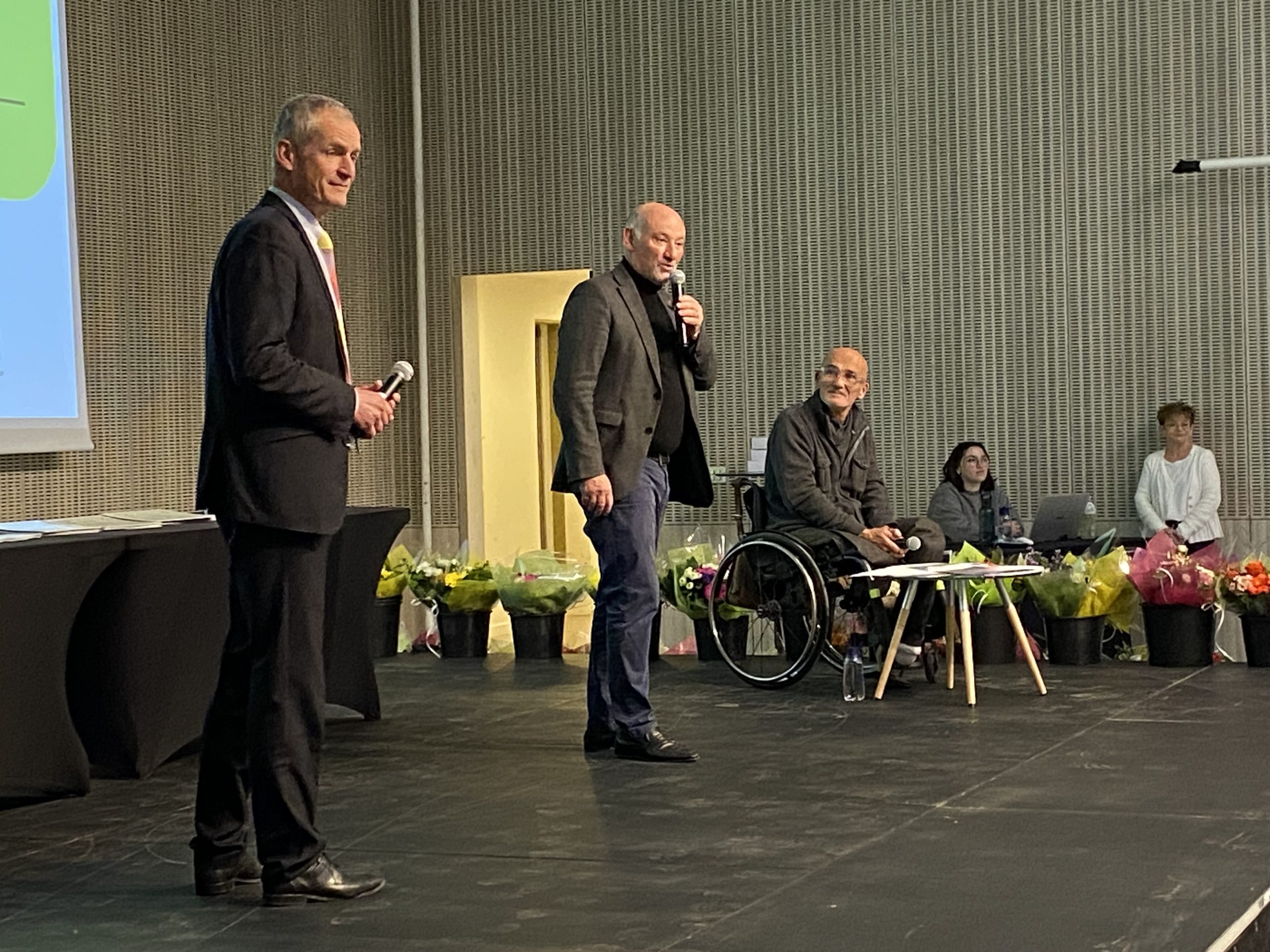 Le Maire de Castelnau-le-Lez Frédéric Lafforgue sur la scène du Kiasma, en train de prononcer un discours au micro