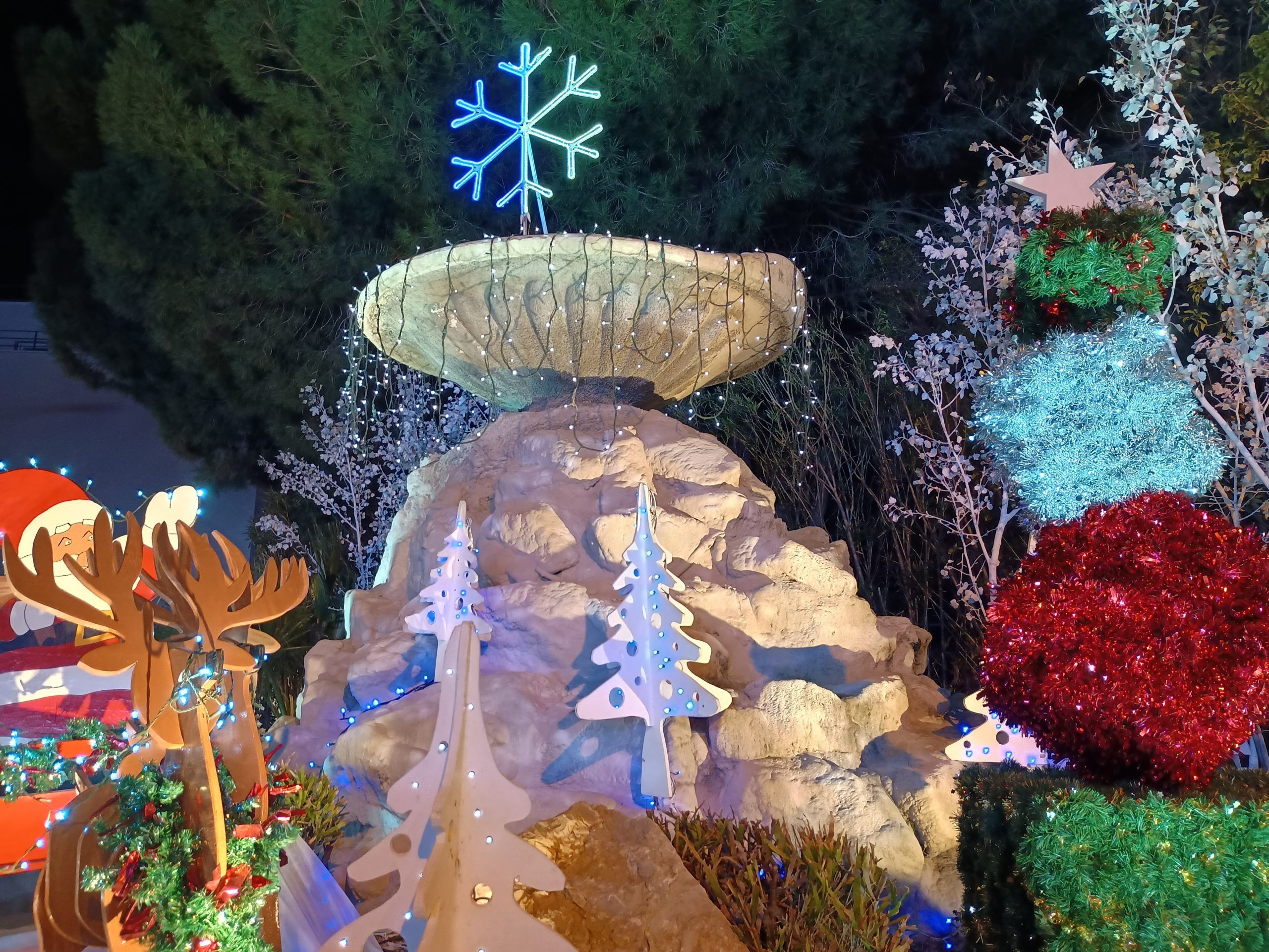 la fontaine de la rue de la crouzette décorée avec des décors de Noël et illuminée