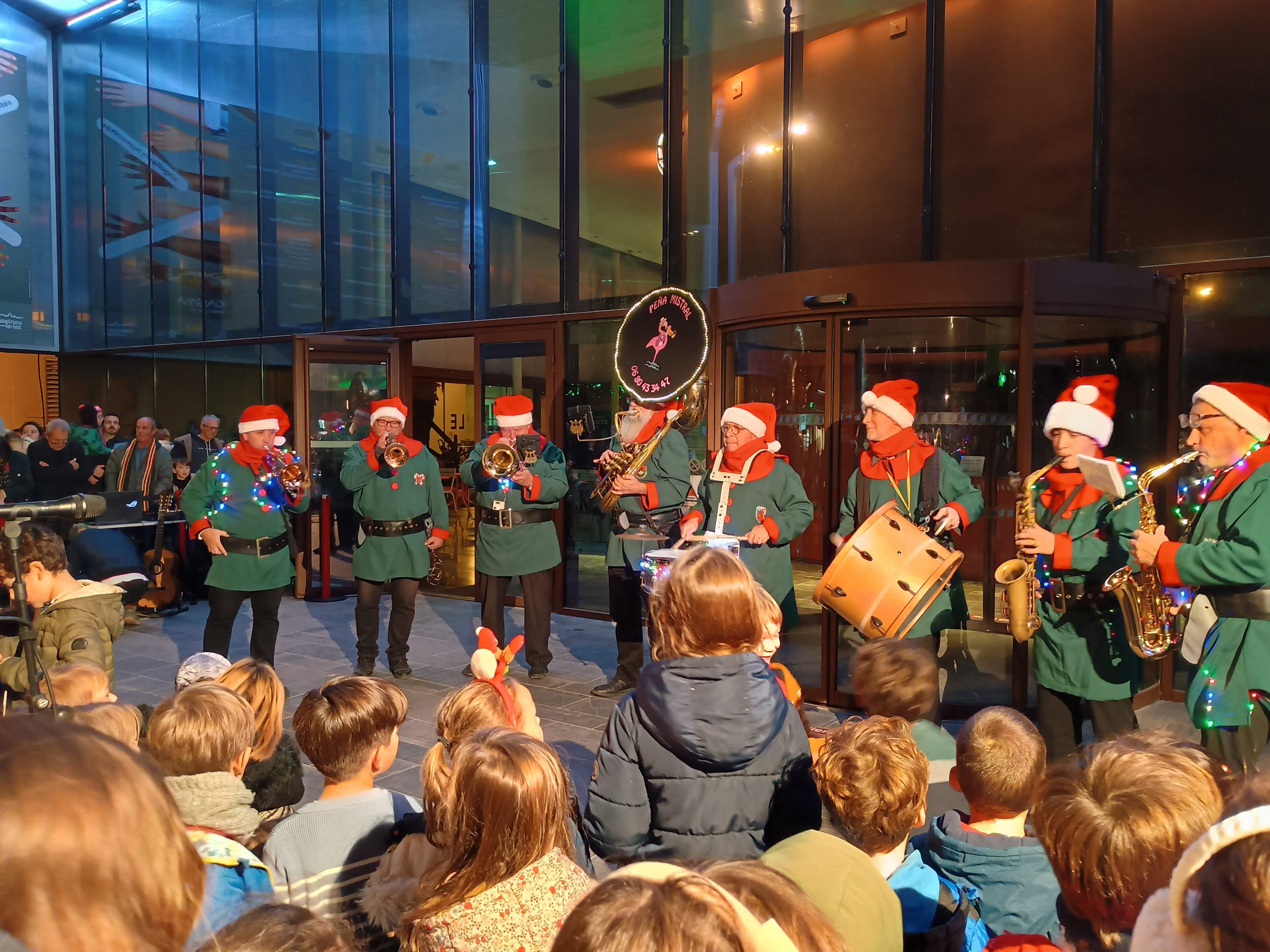 La fanfare Mistral a interprété des airs de Noël devant les enfants