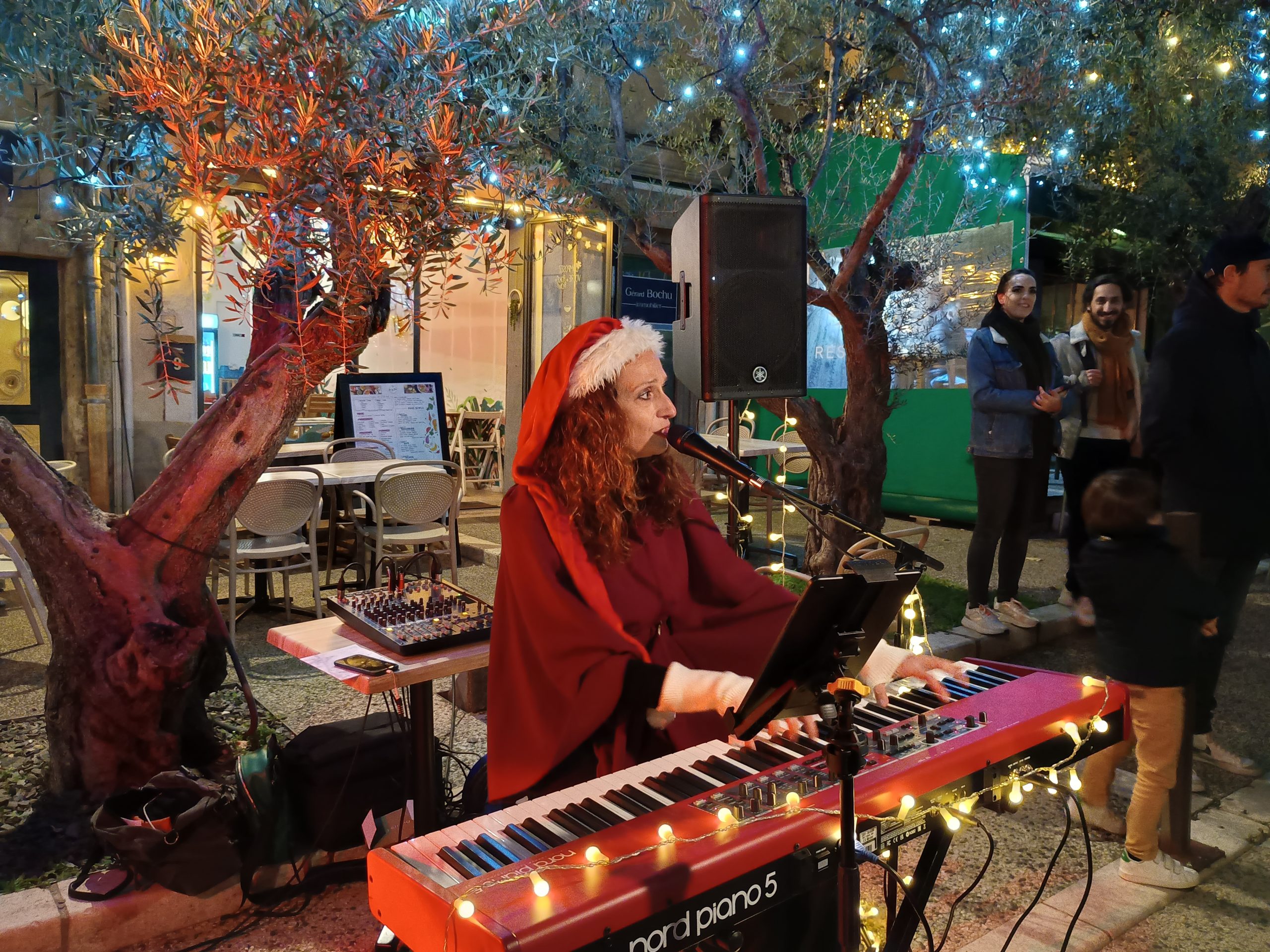 La chanteuse Amandine Roques, déguisée en Mère Noël, au piano