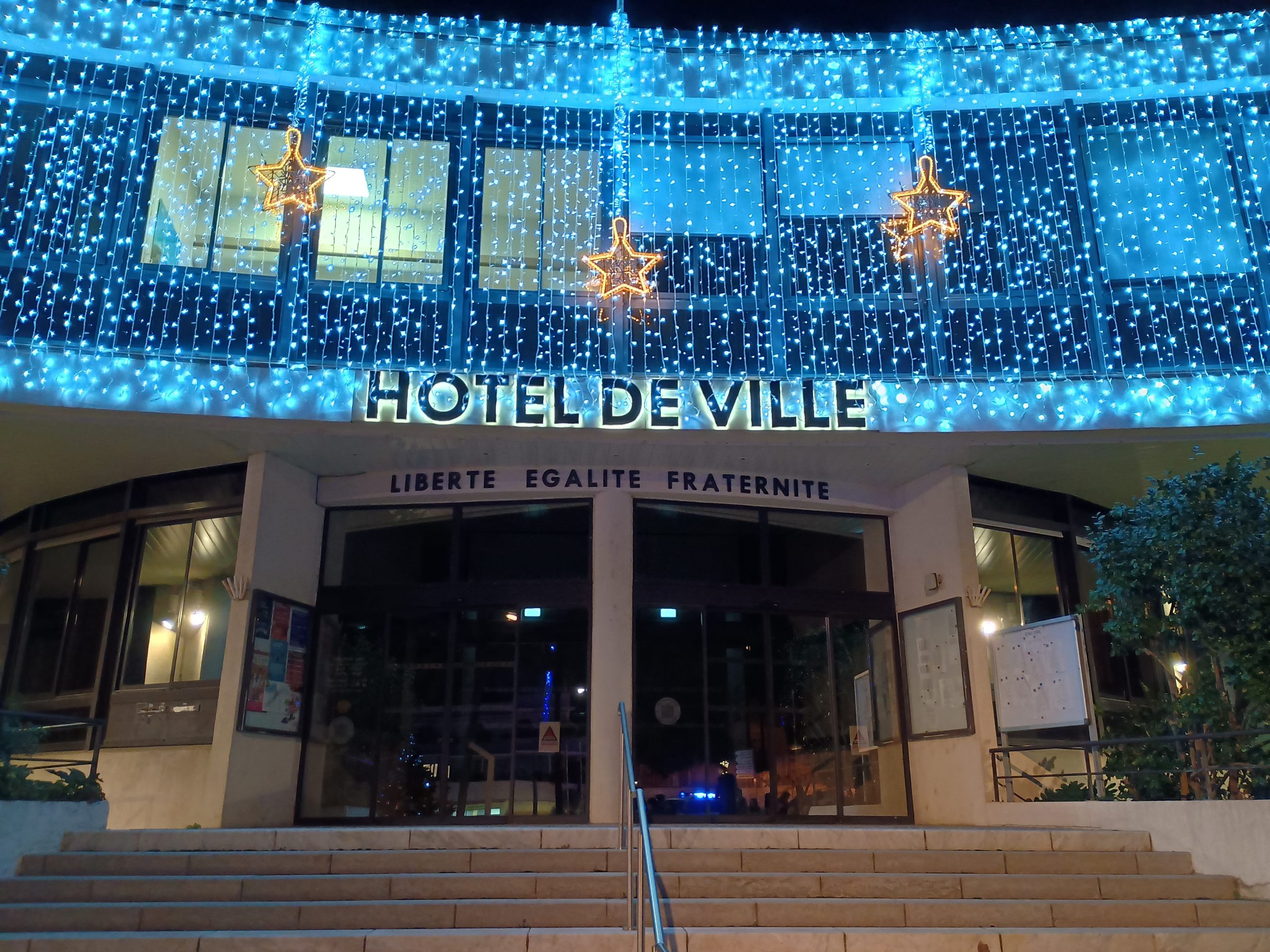 L'hôtel de ville scintille sous les guirlandes lumineuses