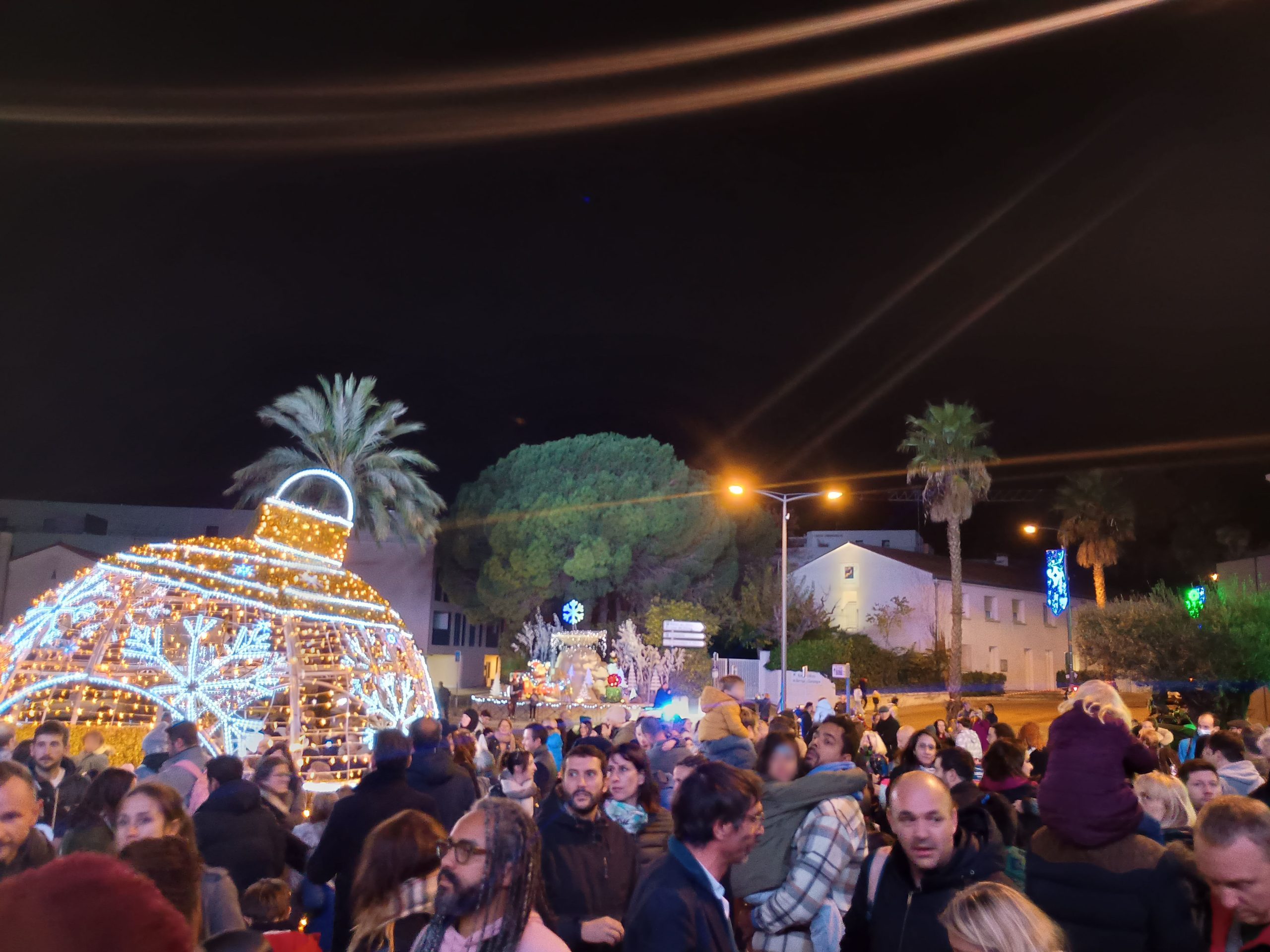 La foule réunie devant le Kiasma et près de l'immense boule de Noël illuminée