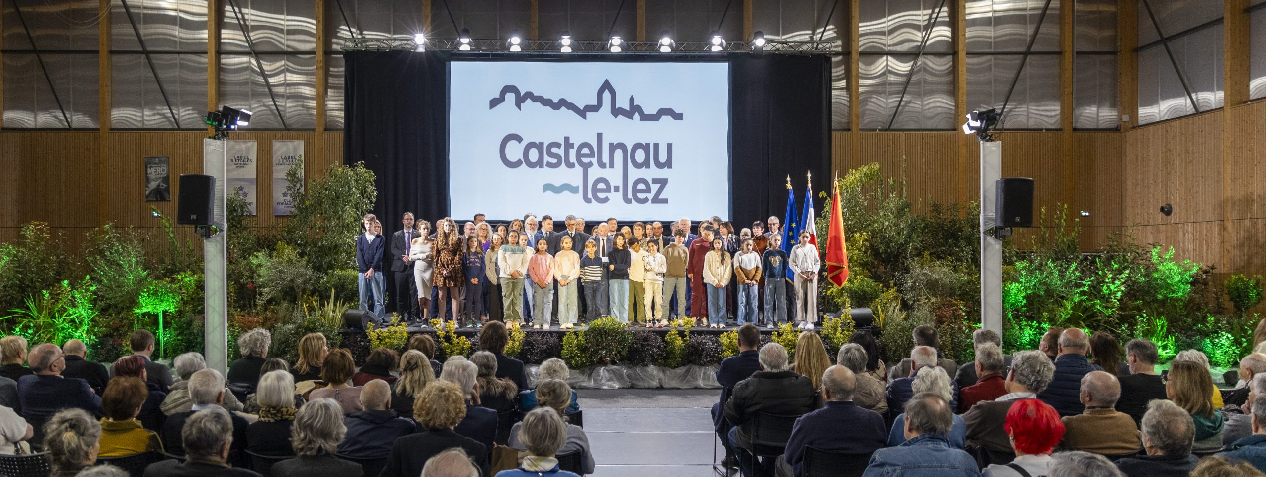 Le palais des sports de Castelnau et la nombreuse assistance venue écouter le maire Frédéric Lafforgue, au micro, avec son conseil municipal