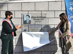 Les élus dévoilent la plaque au nom de Simone Veil, située sur la place de l'Europe-Simone Veil. 