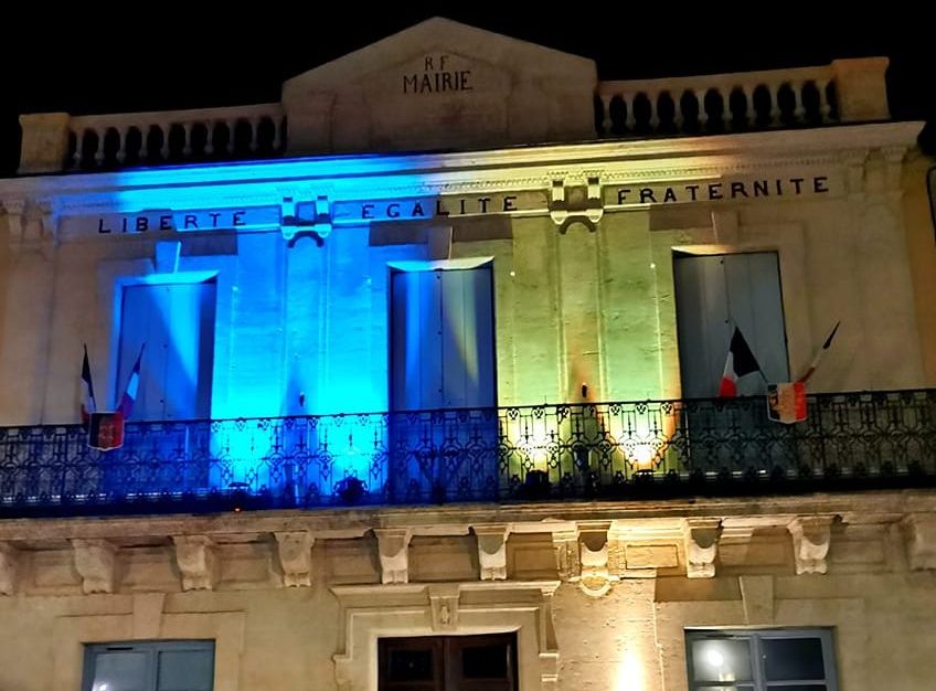 Illumination aux couleurs de l'Ukraine sur la façade du musée de la Résistance  de Castelnau-le-Lez