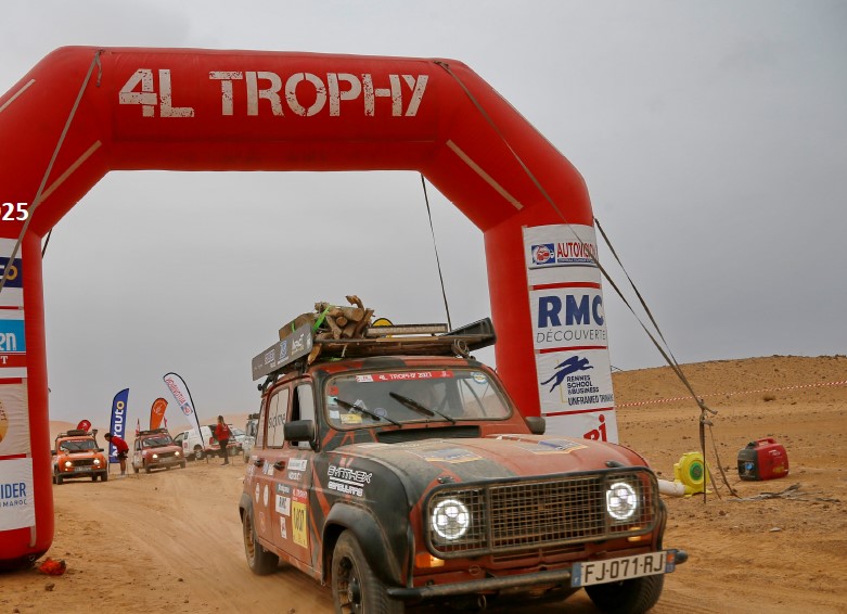 Une voiture Renault 4L qui franchit une étape du 4L Trophy