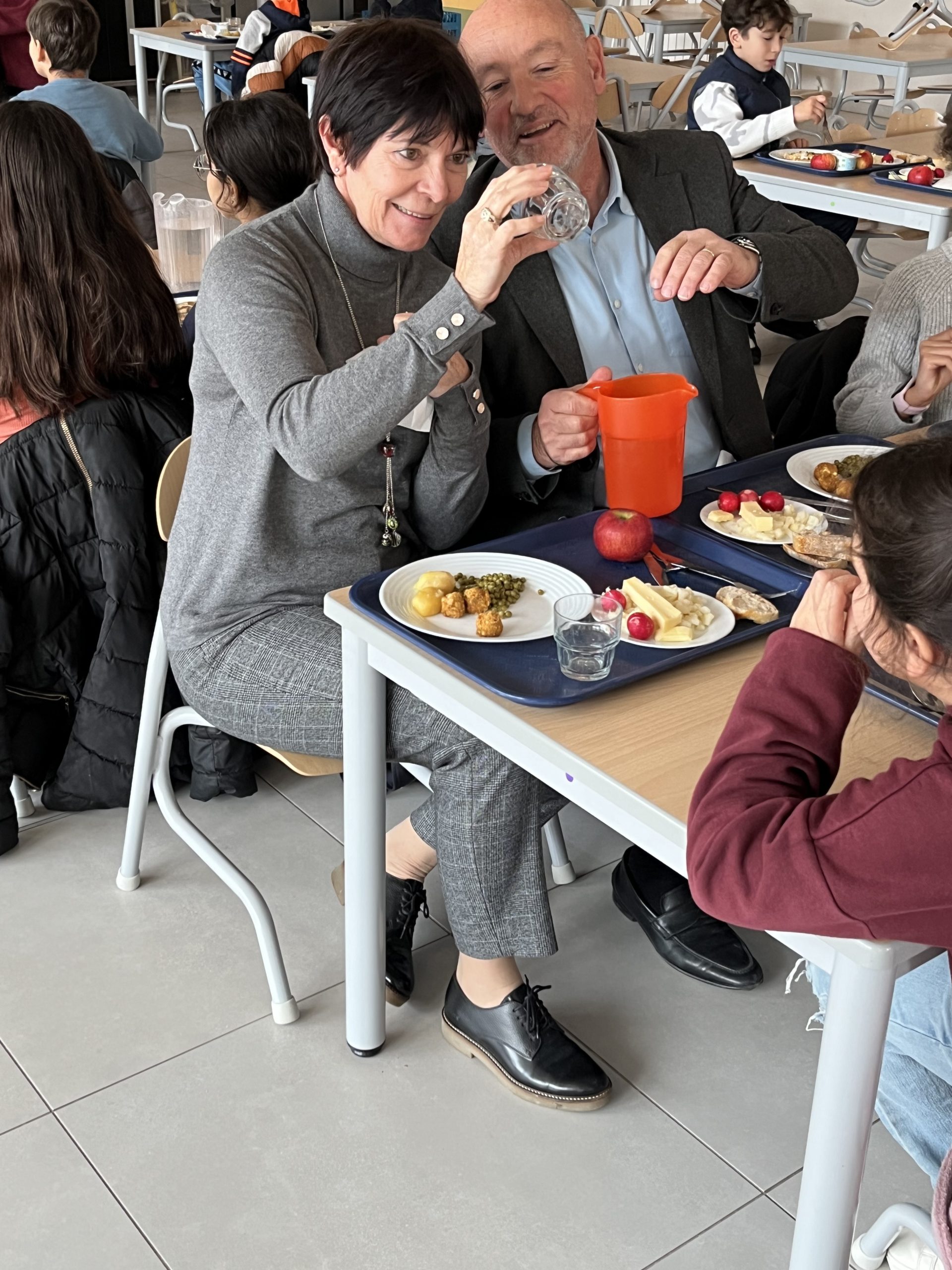 Frédéric Lafforgue et Isabelle Séran à table avec des élèves castelnauviens