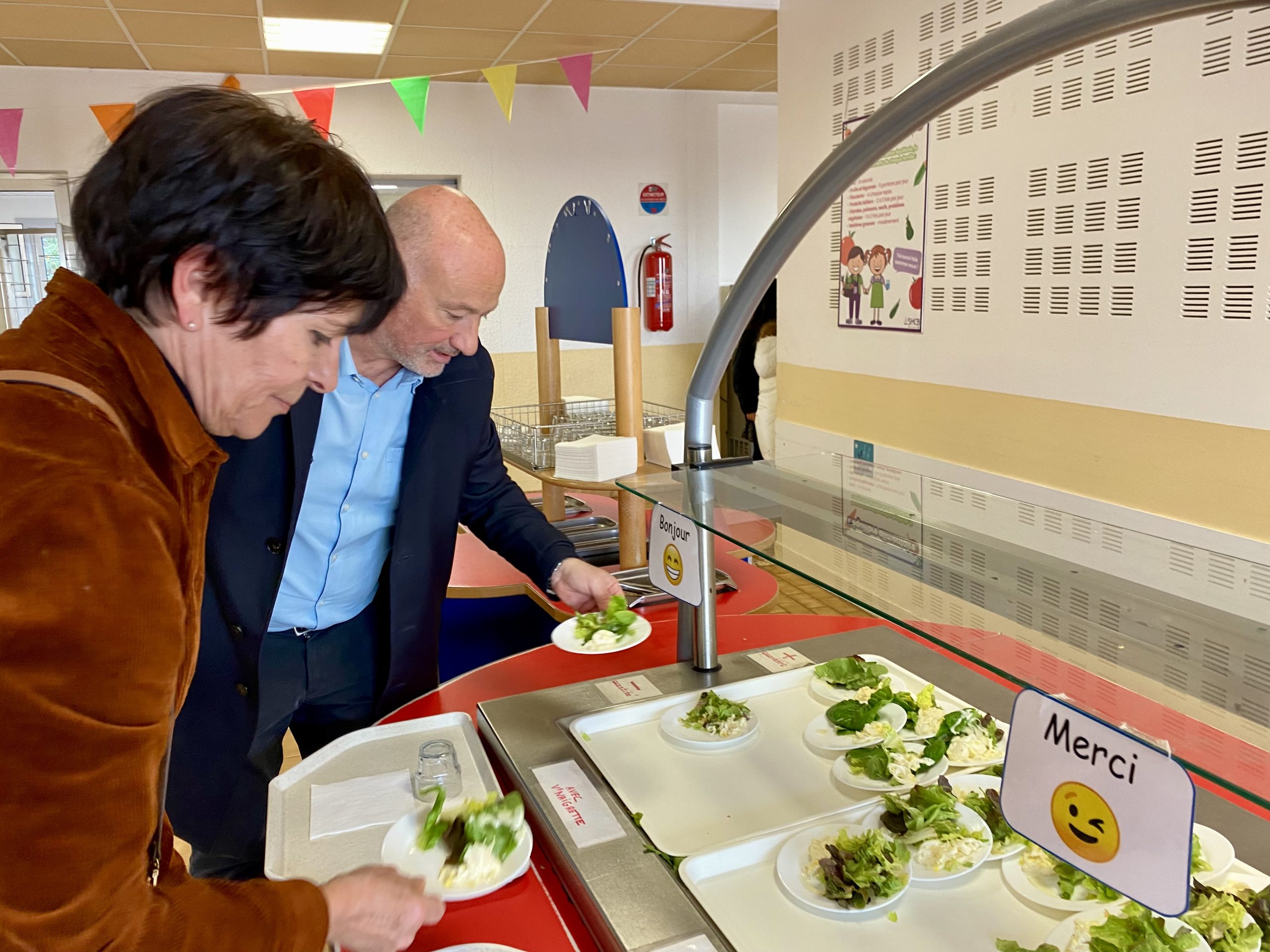 Frédéric Lafforgue et Isabelle Séran dans un restaurant scolaire de Castelnau le lez