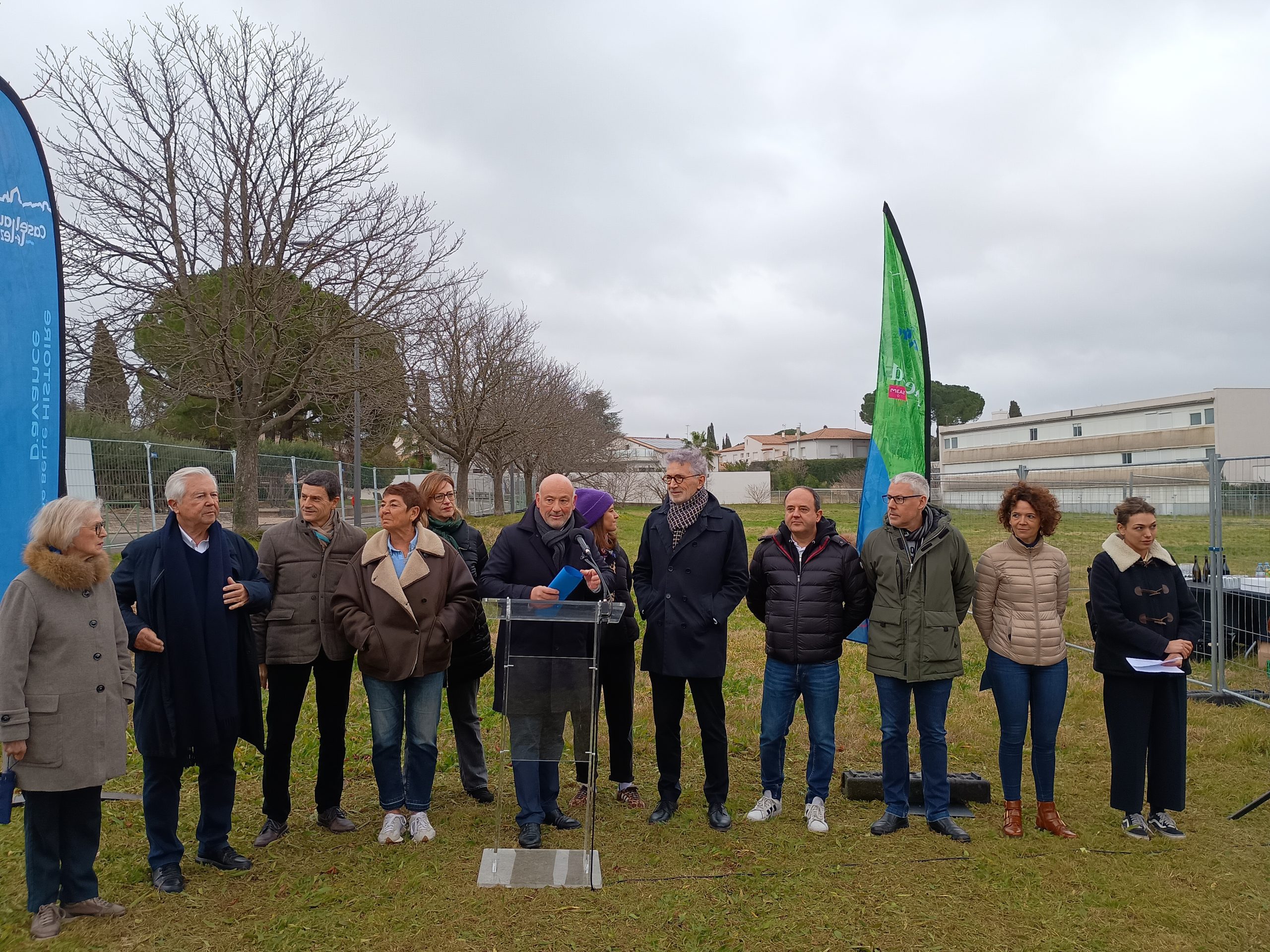 le Maire de Castelnau et son équipe municipale réunis au parc Bazille pour un discours devant les habitants