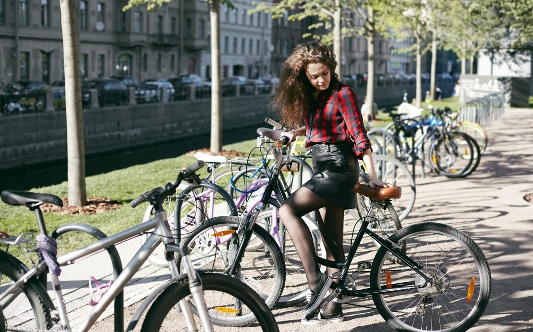 Femme parquant son vélo