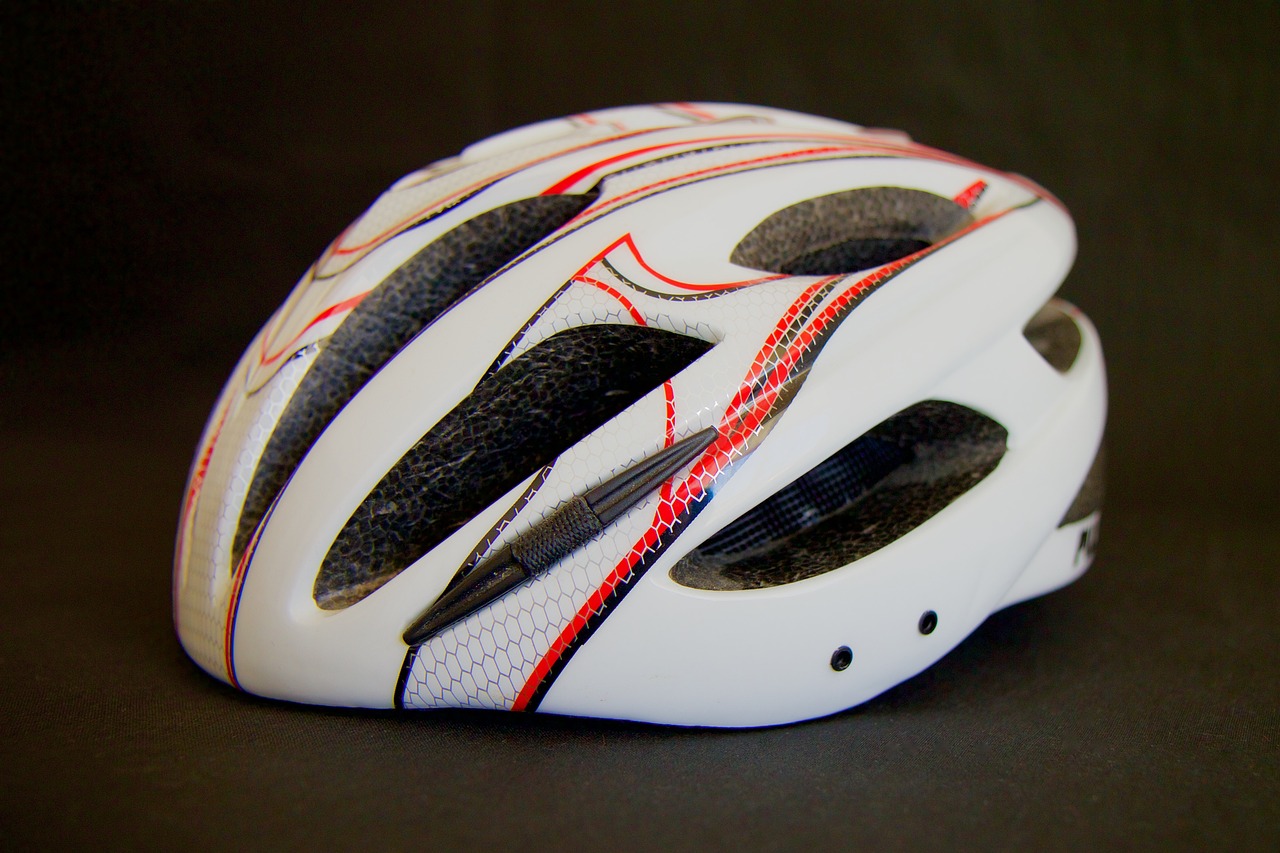 Un casque de vélo blanc avec des traits rouges