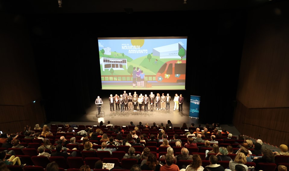 Le public réuni dans l'auditorium du Kiasma, regardant l'équipe municipale sur la scène