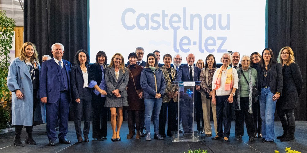 La majorité municipale de Castelnau-le-Lez sur l'estrade du palais des sports pour la cérémonie des voeux 2025